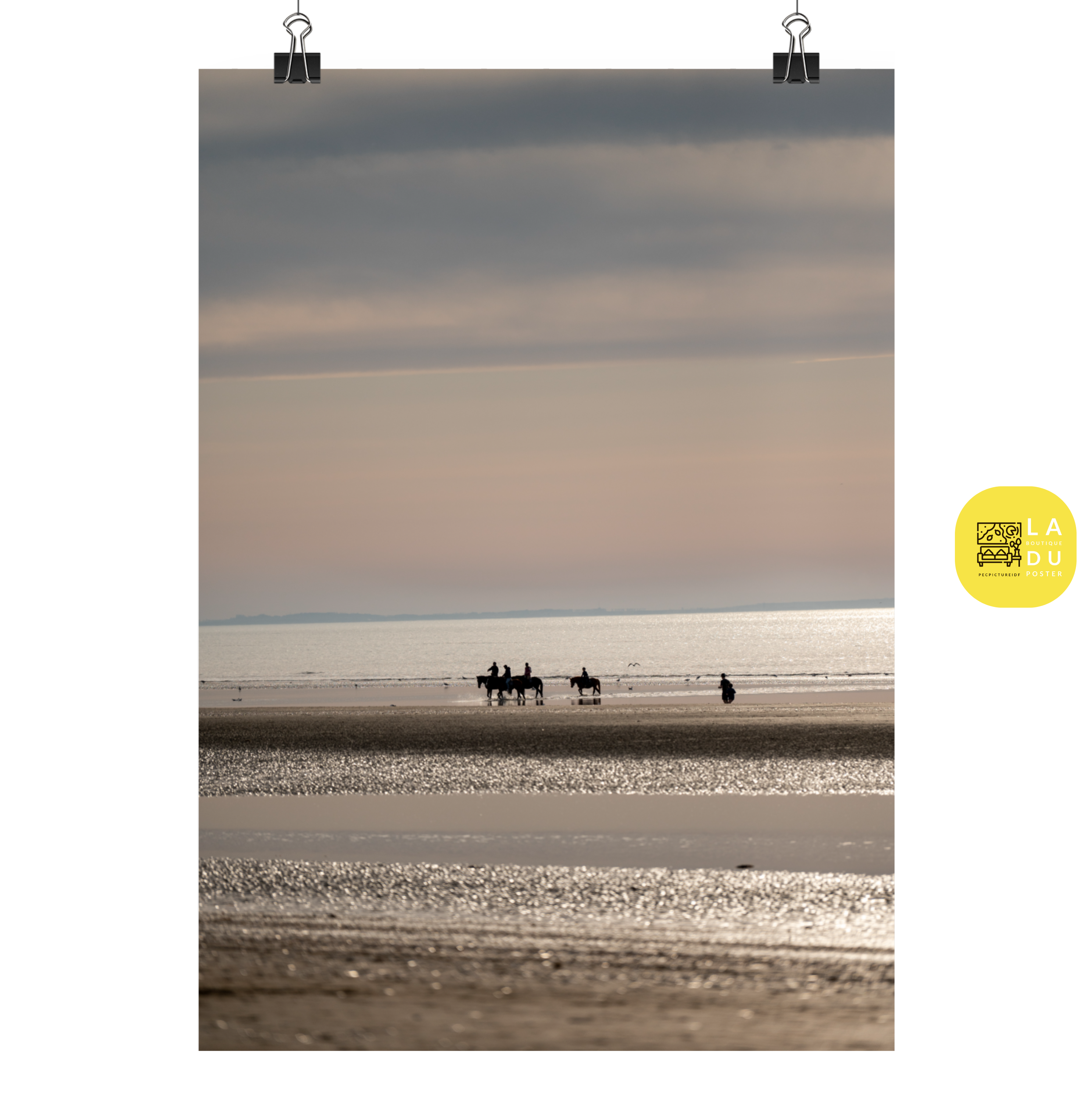 Poster mural - Une promenade à cheval sur la plage – Photographie de Deauville plage – Poster photo, poster XXL, photographie murale et des posters muraux unique au monde. La boutique de posters créée par Yann Peccard un Photographe français.