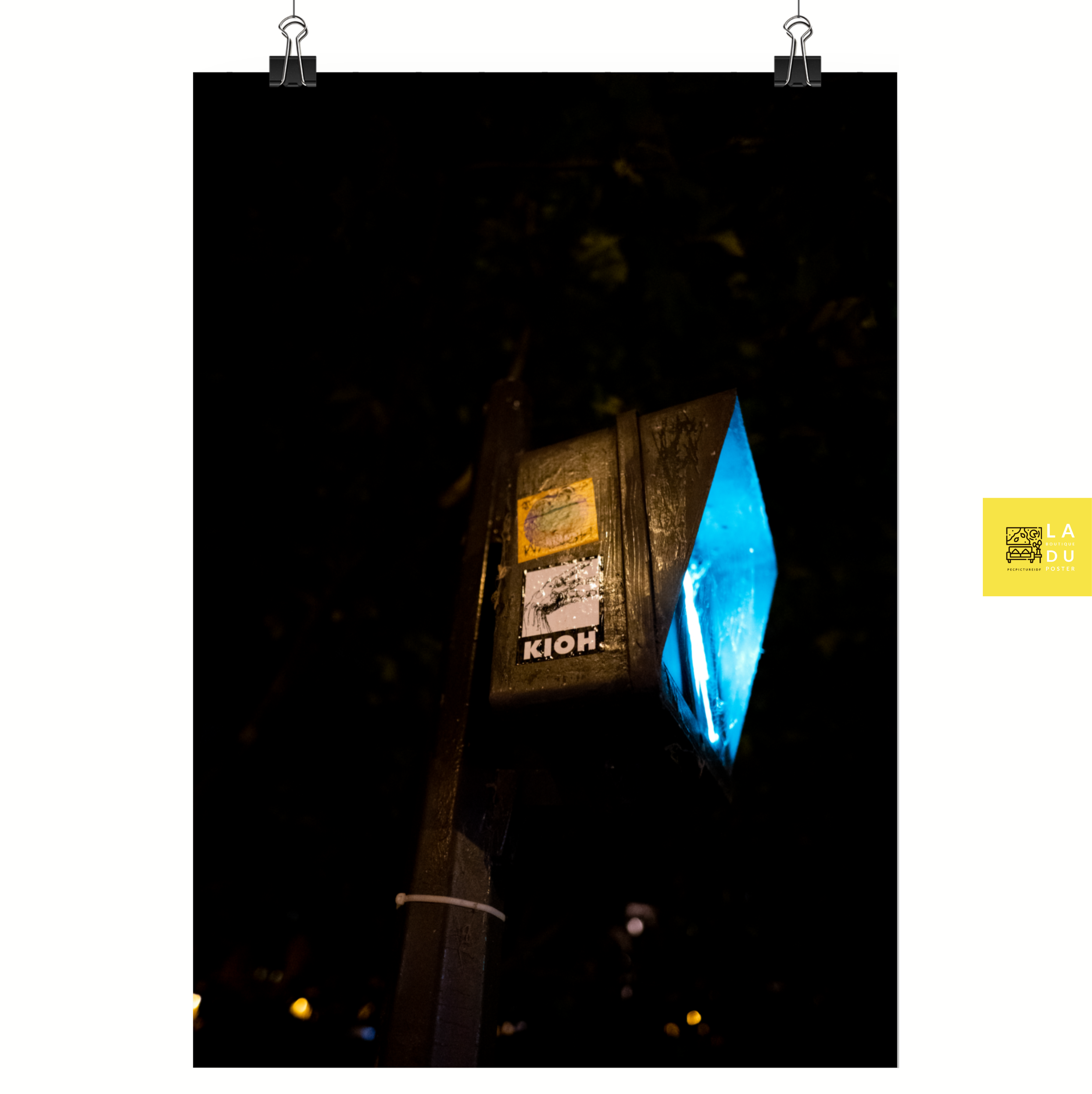Poster mural - Signalisation N02 – Photographie de nuit – Poster photo, poster XXL, photographie murale et des posters muraux unique au monde. La boutique de posters créée par Yann Peccard un Photographe français.