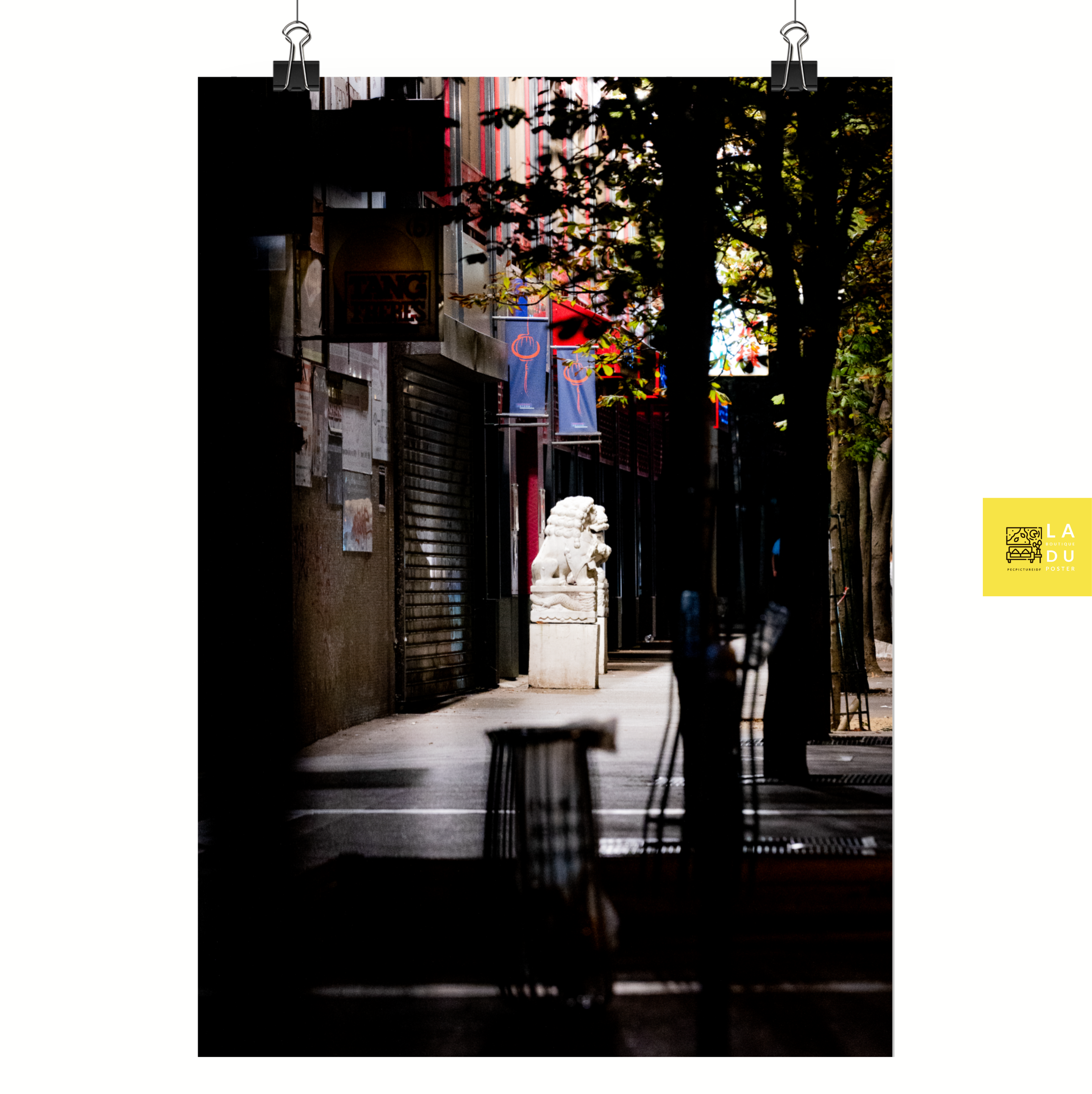 Poster mural - Statue chinoise – Photographie de nuit – Poster photo, poster XXL, photographie murale et des posters muraux unique au monde. La boutique de posters créée par Yann Peccard un Photographe français.