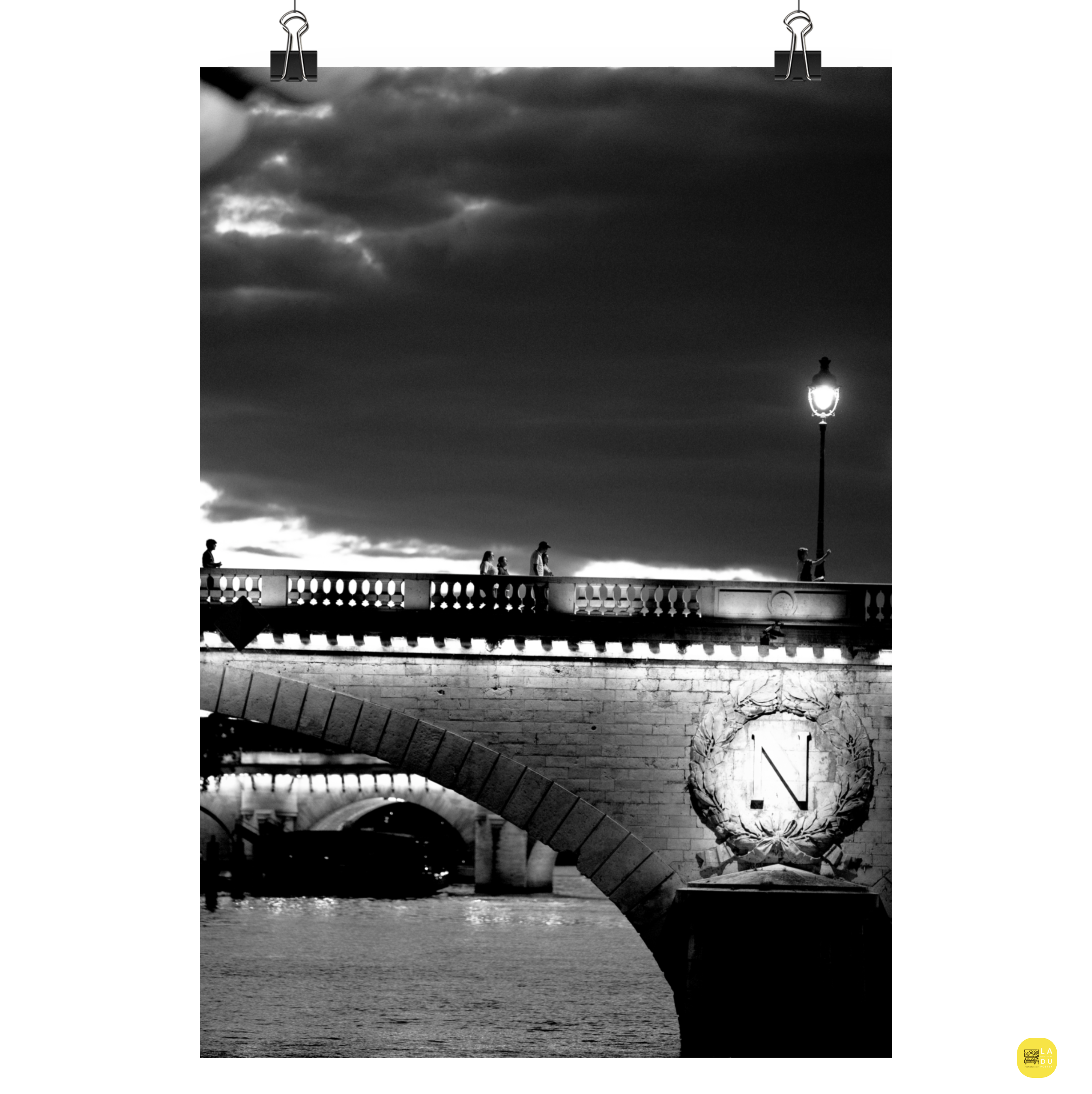 Poster mural - Pont saint-michel – Photographie de Paris – Poster photo, poster XXL, photographie murale et des posters muraux unique au monde. La boutique de posters créée par Yann Peccard un Photographe français.