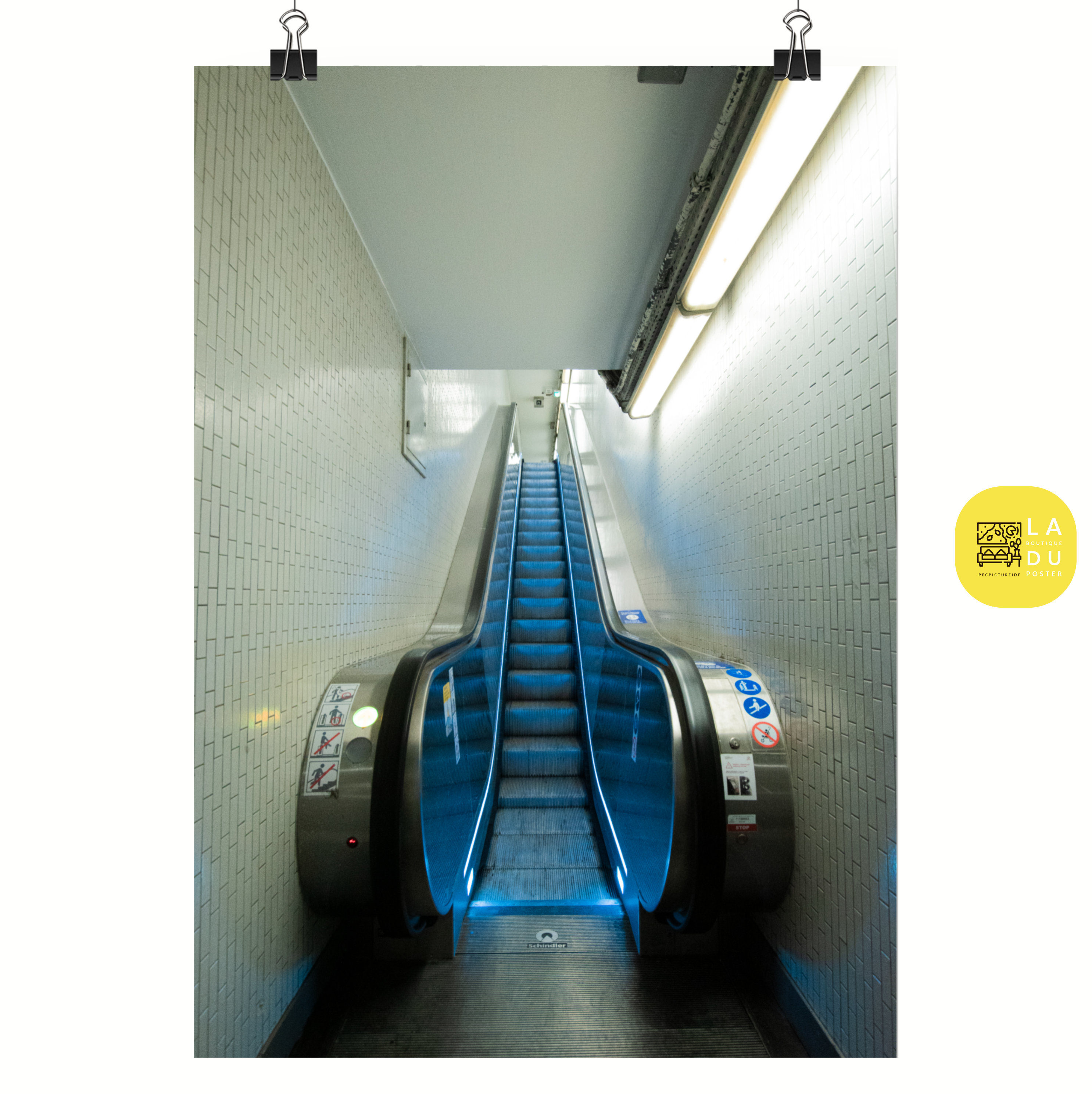 Poster mural - L'escalator moderne – Photographie du métro – Poster photo, poster XXL, Photo d’art, photographie murale et des posters muraux des photographies de rue unique au monde. La boutique de posters créée par un Photographe français.