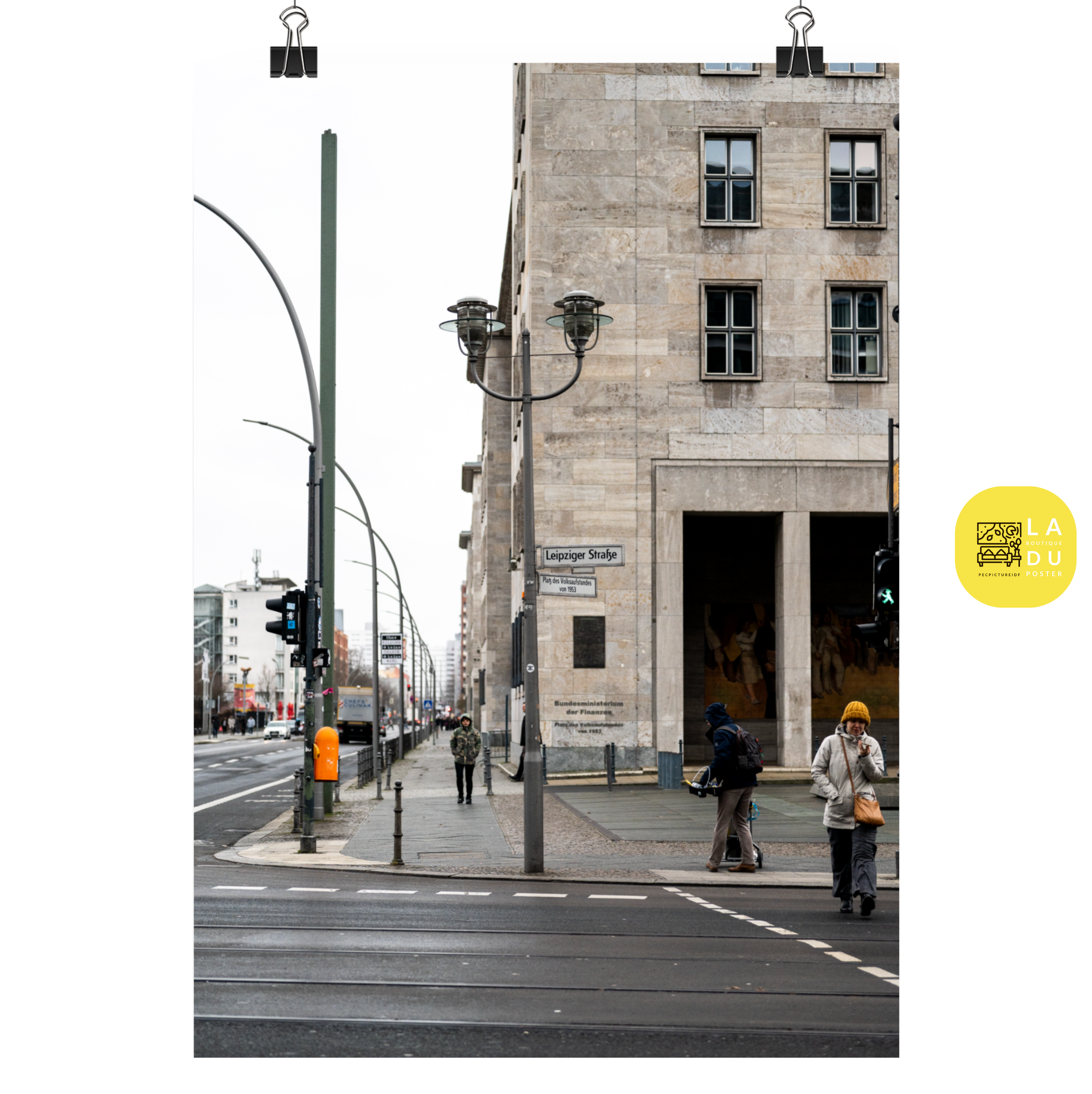 Poster mural - Place de la révolte populaire de 1953 – Photographie de rue à Berlin – Poster photo, poster XXL, photographie murale et des posters muraux unique au monde. La boutique de posters créée par Yann Peccard un Photographe français.