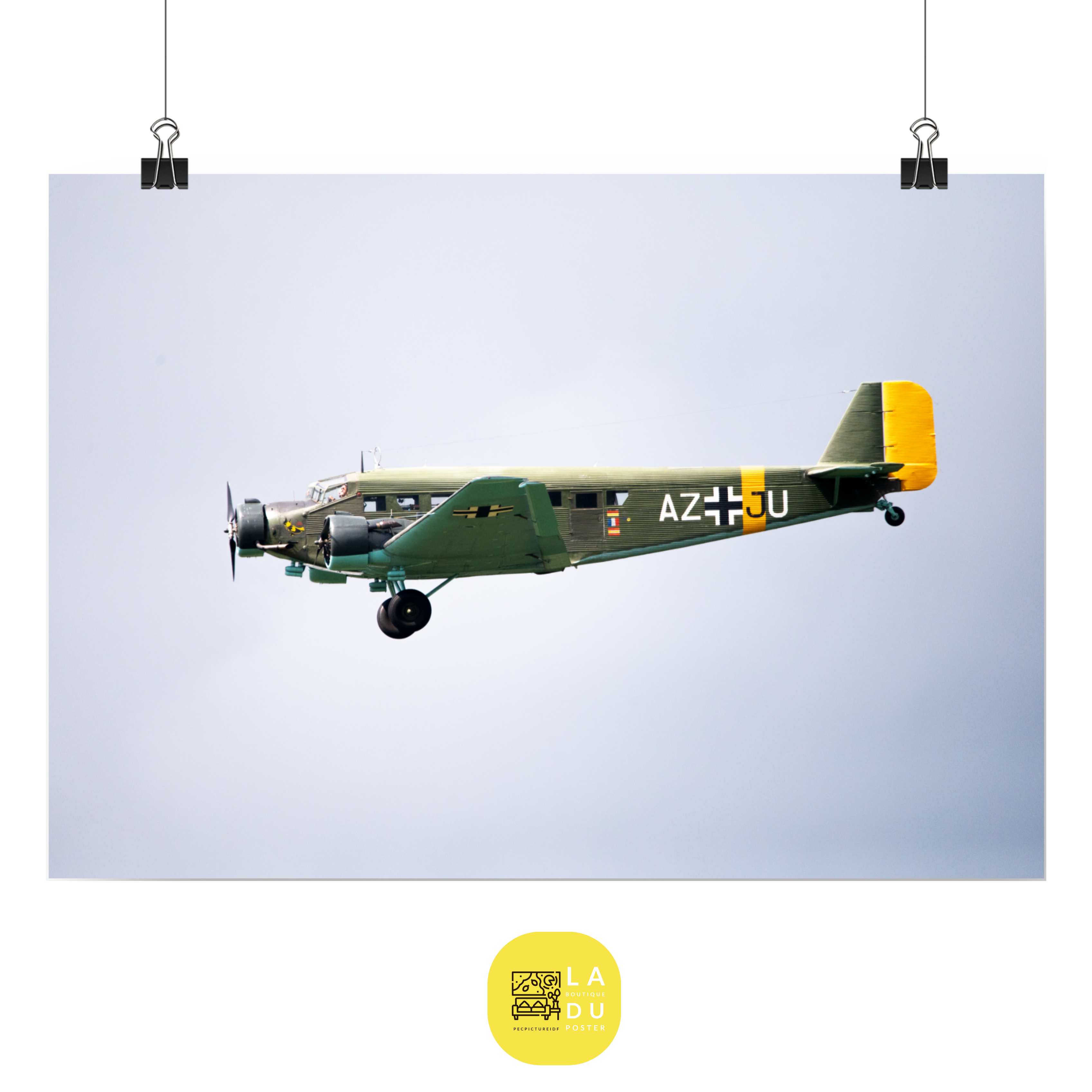 Poster mural - Avion Junkers Ju 52 – Photographie d'avion – Poster photo, poster XXL, Photo d’art, photographie murale et des posters muraux des photographies de rue unique au monde. La boutique de posters créée par un Photographe français.