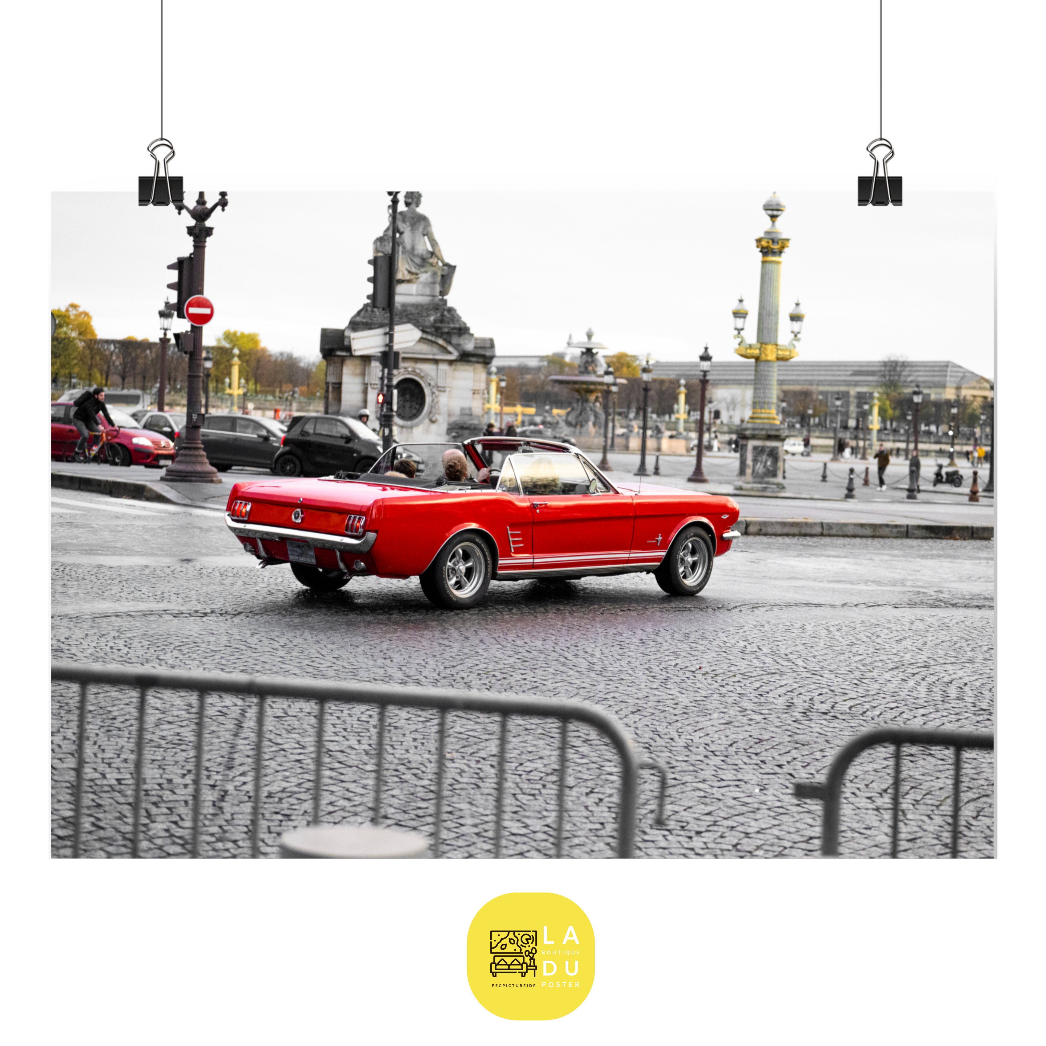 Poster mural - Ford Mustang Rouge Cabriolet 1965 – Photographie de voiture – Poster photo, poster XXL, Photo d’art, photographie murale et des posters muraux des photographies de rue unique au monde. La boutique de posters créée par un Photographe français.