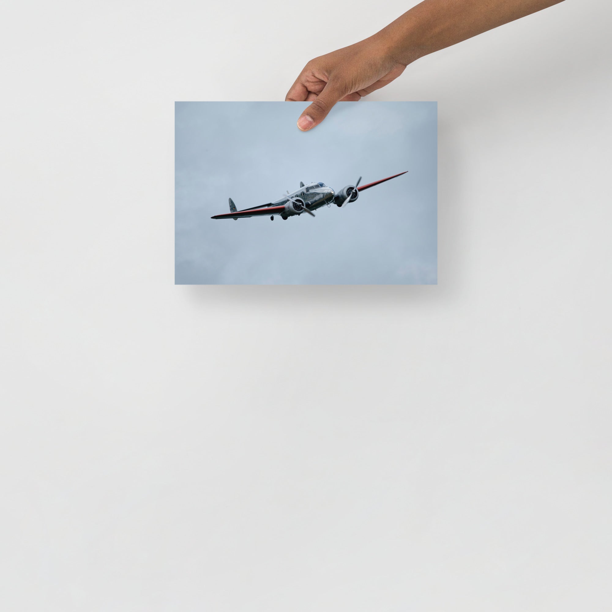 Poster mural - Avion douglas dc3 N02 – Photographie d'avion – Poster photo, poster XXL, Photo d’art, photographie murale et des posters muraux des photographies de rue unique au monde. La boutique de posters créée par un Photographe français.