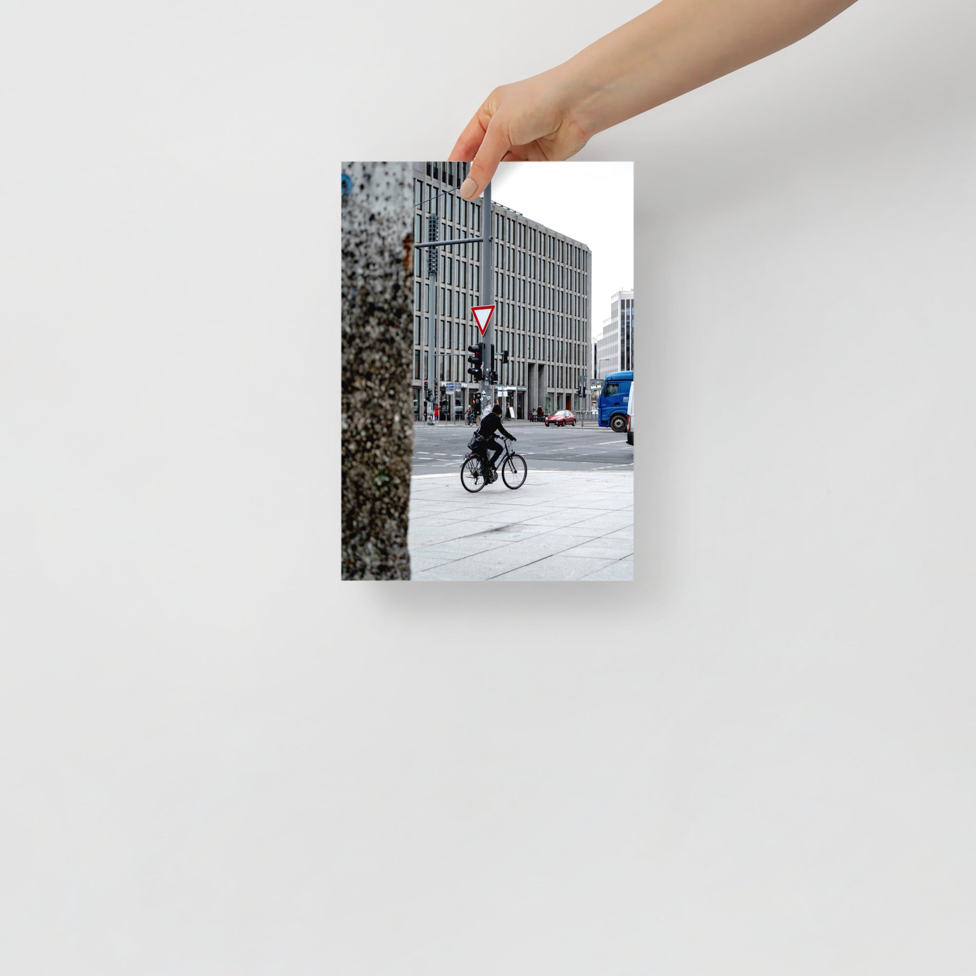 Poster mural - Photo de rue N08 – Photographie de rue de ville à Berlin – Poster photo, poster XXL, photographie murale et des posters muraux unique au monde. La boutique de posters créée par Yann Peccard un Photographe français.