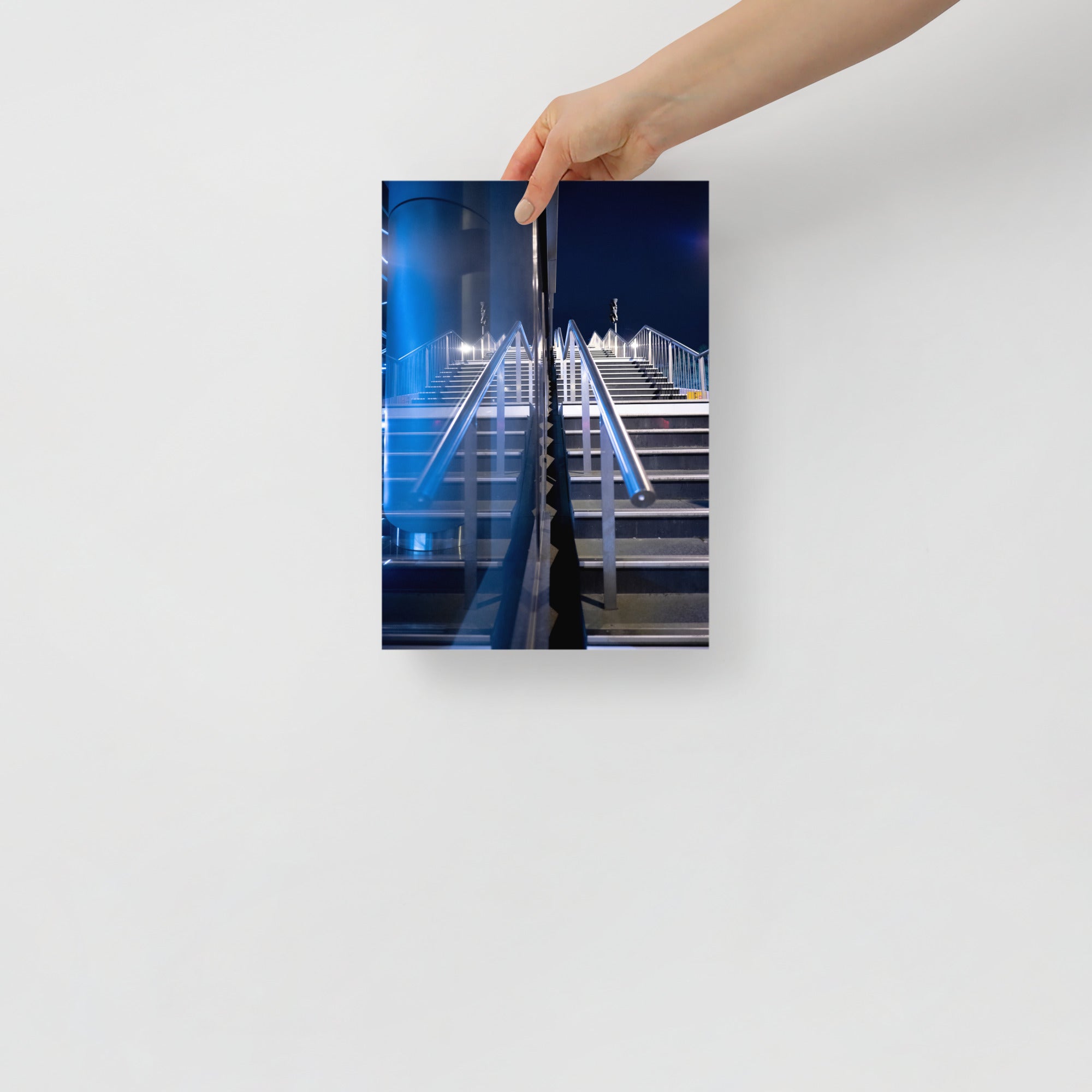 Poster mural - Reflet – Photographie de rue de nuit à Paris – Poster photo, poster XXL, photographie murale et des posters muraux unique au monde. La boutique de posters créée par Yann Peccard un Photographe français.