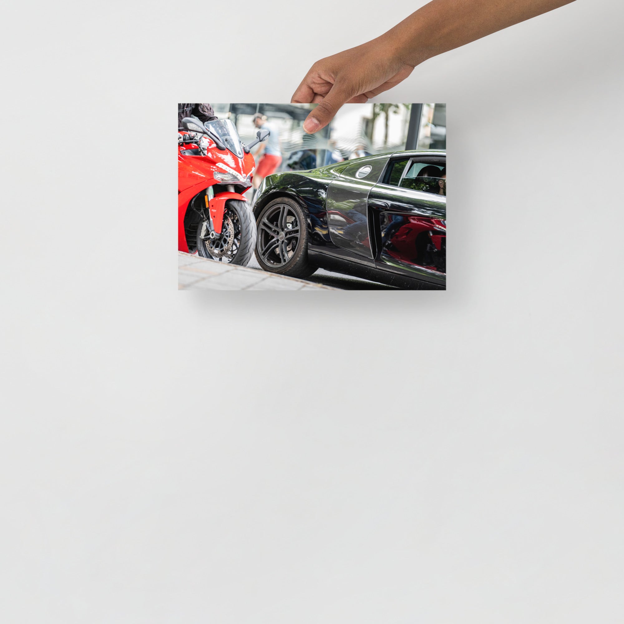 Poster mural - Ducati & Audi R8 – Photographie de rue – Poster photo, poster XXL, Photo d’art, photographie murale et des posters muraux des photographies de rue unique au monde. La boutique de posters créée par un Photographe français.