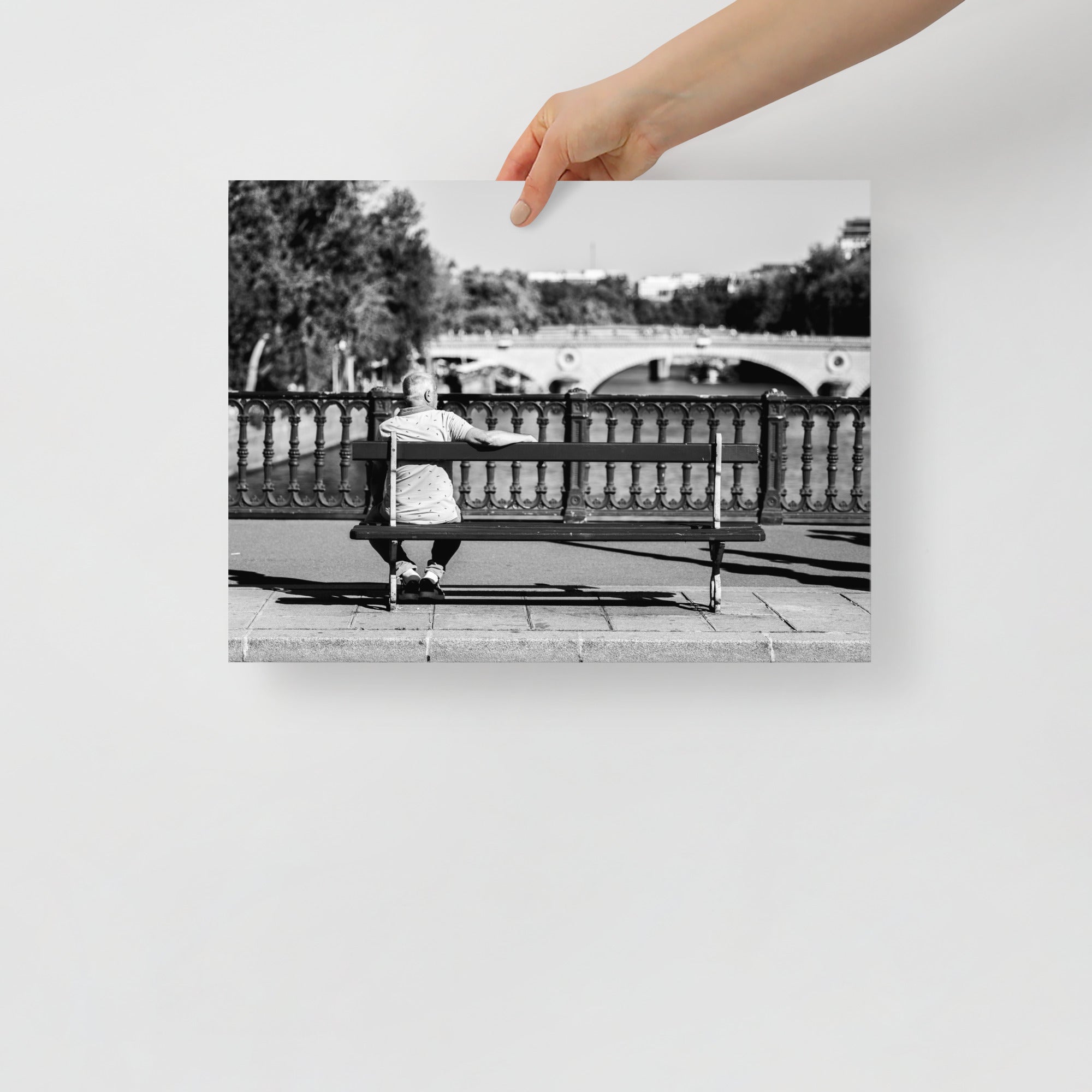 Poster mural - Un homme, un banc, la Seine – Photographie de rue en noir et blanc – Poster photo, poster XXL, photographie murale et des posters muraux unique au monde. La boutique de posters créée par Yann Peccard un Photographe français.