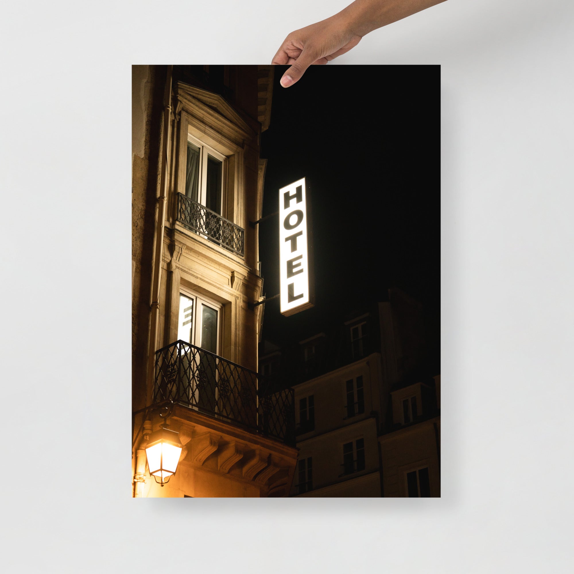 Poster mural - Hôtel Châtelet – Photographie de nuit à Paris – Poster photo, poster XXL, Photo d’art, photographie murale et des posters muraux des photographies de rue unique au monde. La boutique de posters créée par un Photographe français.