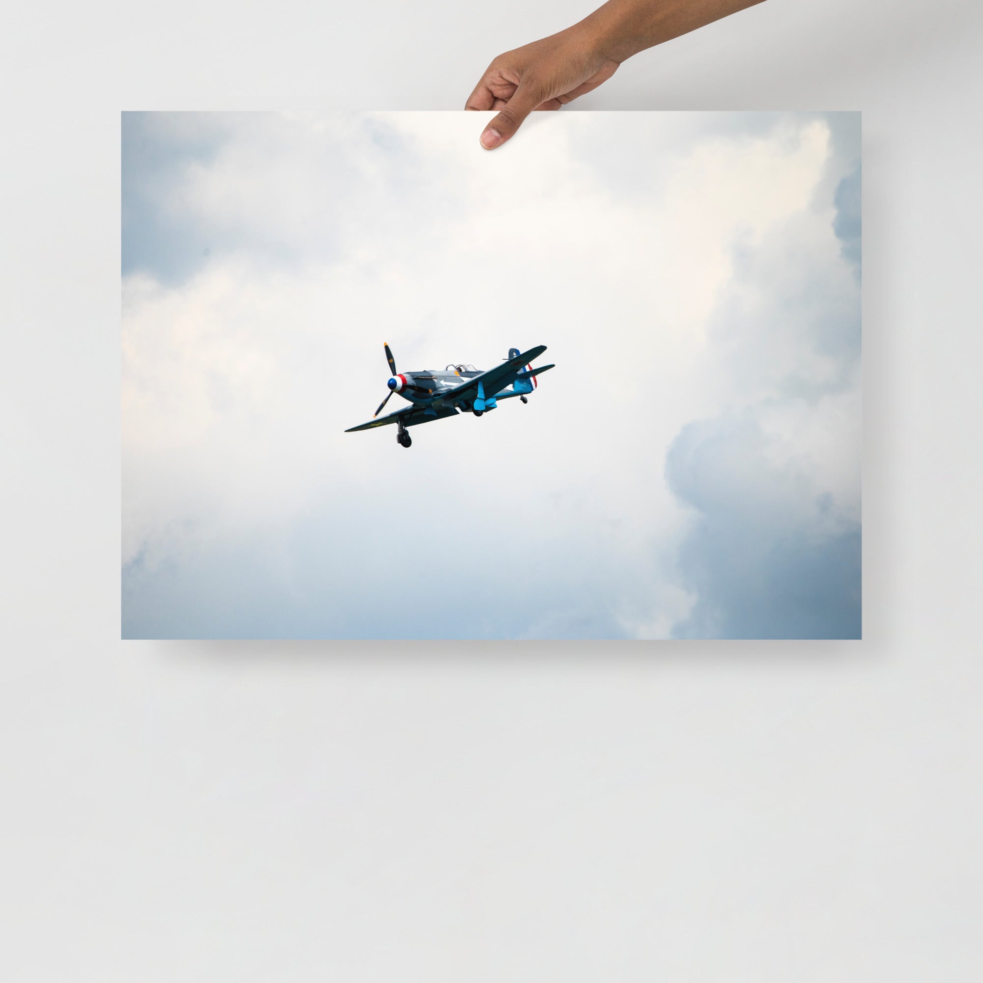 Poster mural - Avion de chasse Spitfire – Photographie d'avion de guerre – Poster photo, poster XXL, Photo d’art, photographie murale et des posters muraux des photographies de rue unique au monde. La boutique de posters créée par un Photographe français.