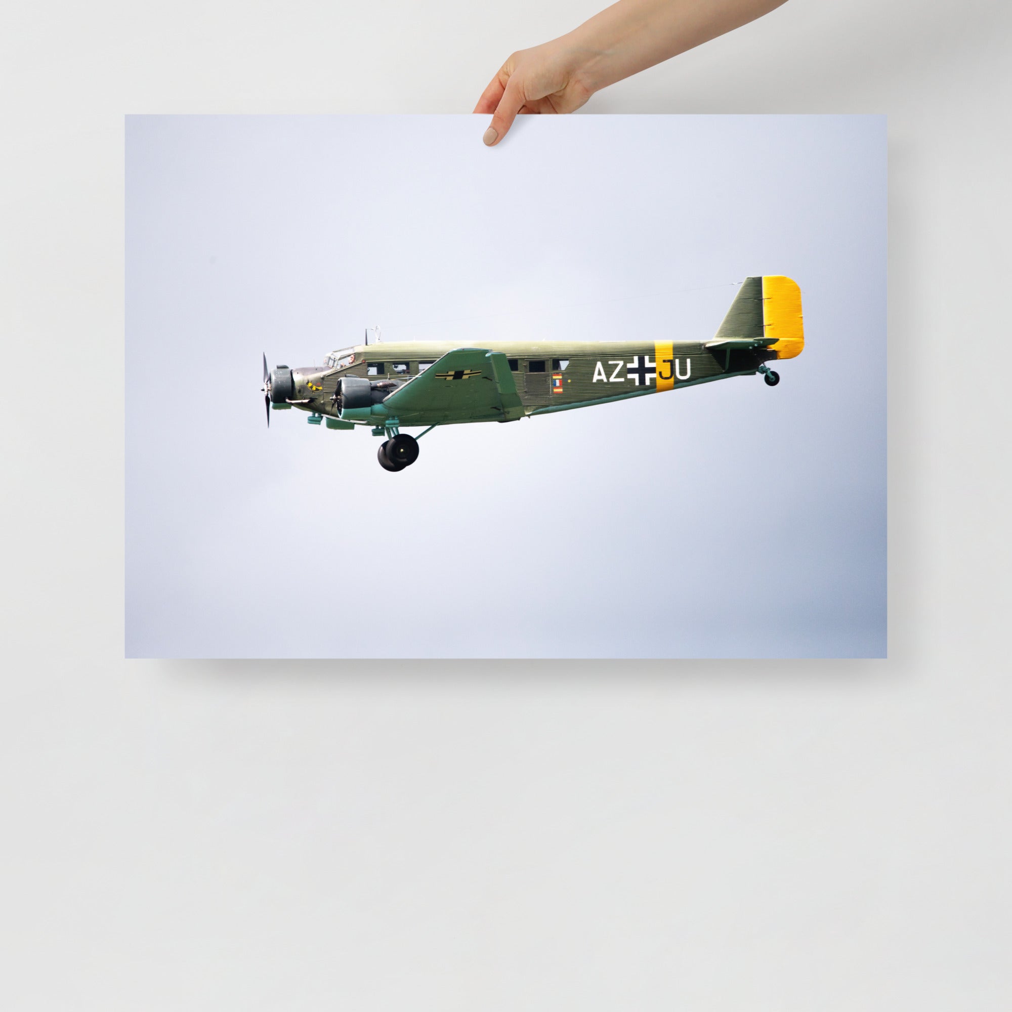 Poster mural - Avion Junkers Ju 52 – Photographie d'avion – Poster photo, poster XXL, Photo d’art, photographie murale et des posters muraux des photographies de rue unique au monde. La boutique de posters créée par un Photographe français.