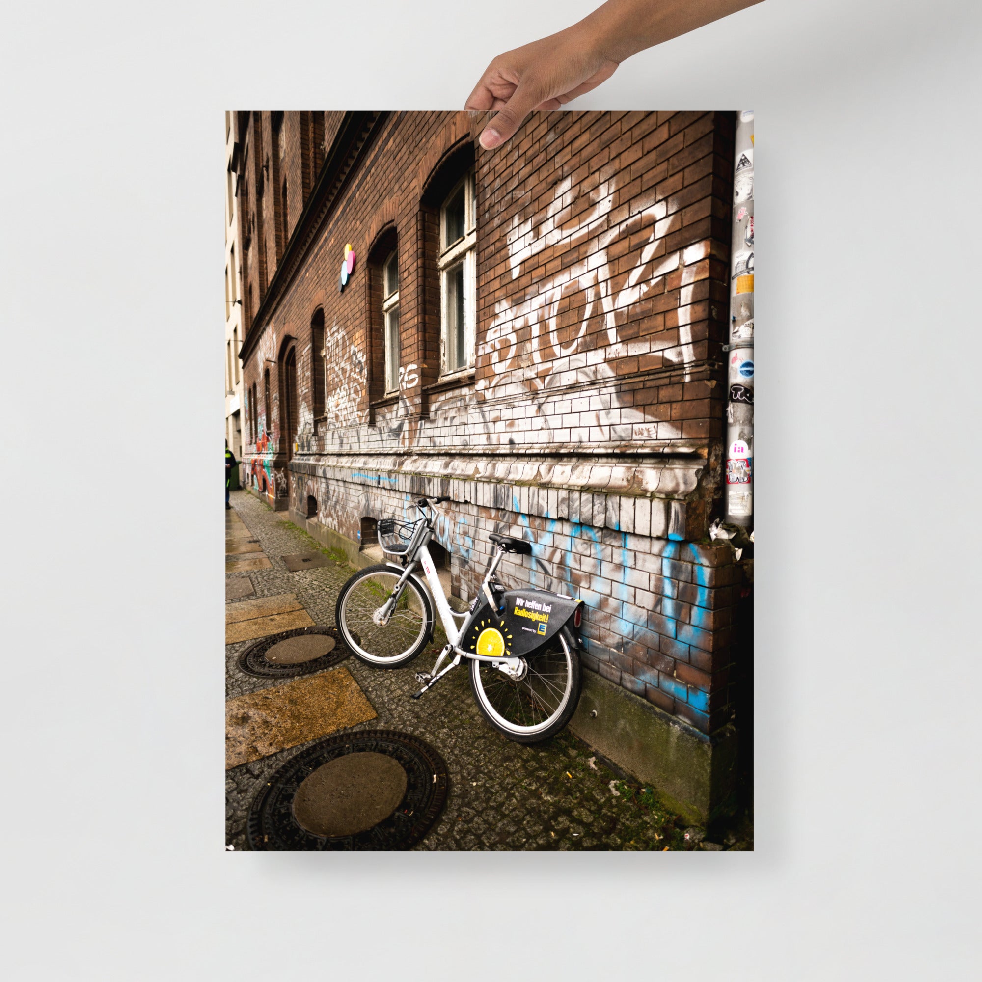 Poster mural - Art de rue N09 – Photographie de rue à Berlin – Poster photo, poster XXL, Photo d’art, photographie murale et des posters muraux e des photographies de rue unique au monde. La boutique de posters créée par un Photographe français.