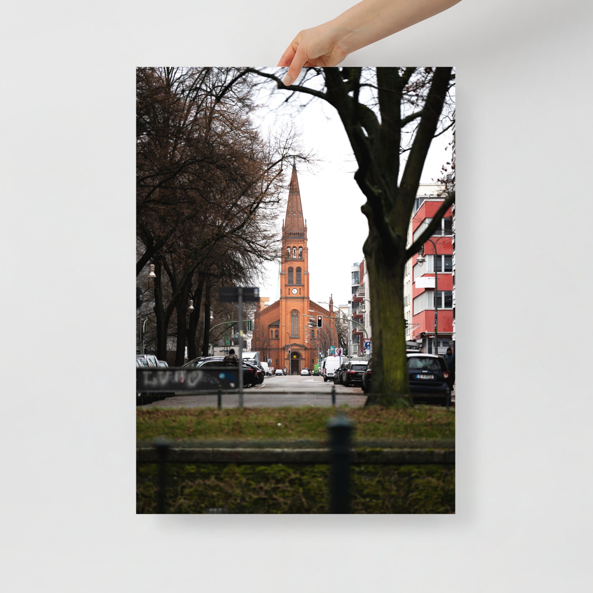 Poster mural - Église des douze apôtres à Berlin – Photographie de rue – Poster photo, poster XXL, Photo d’art, photographie murale et des posters muraux des photographies de rue unique au monde. La boutique de posters créée par un Photographe français.