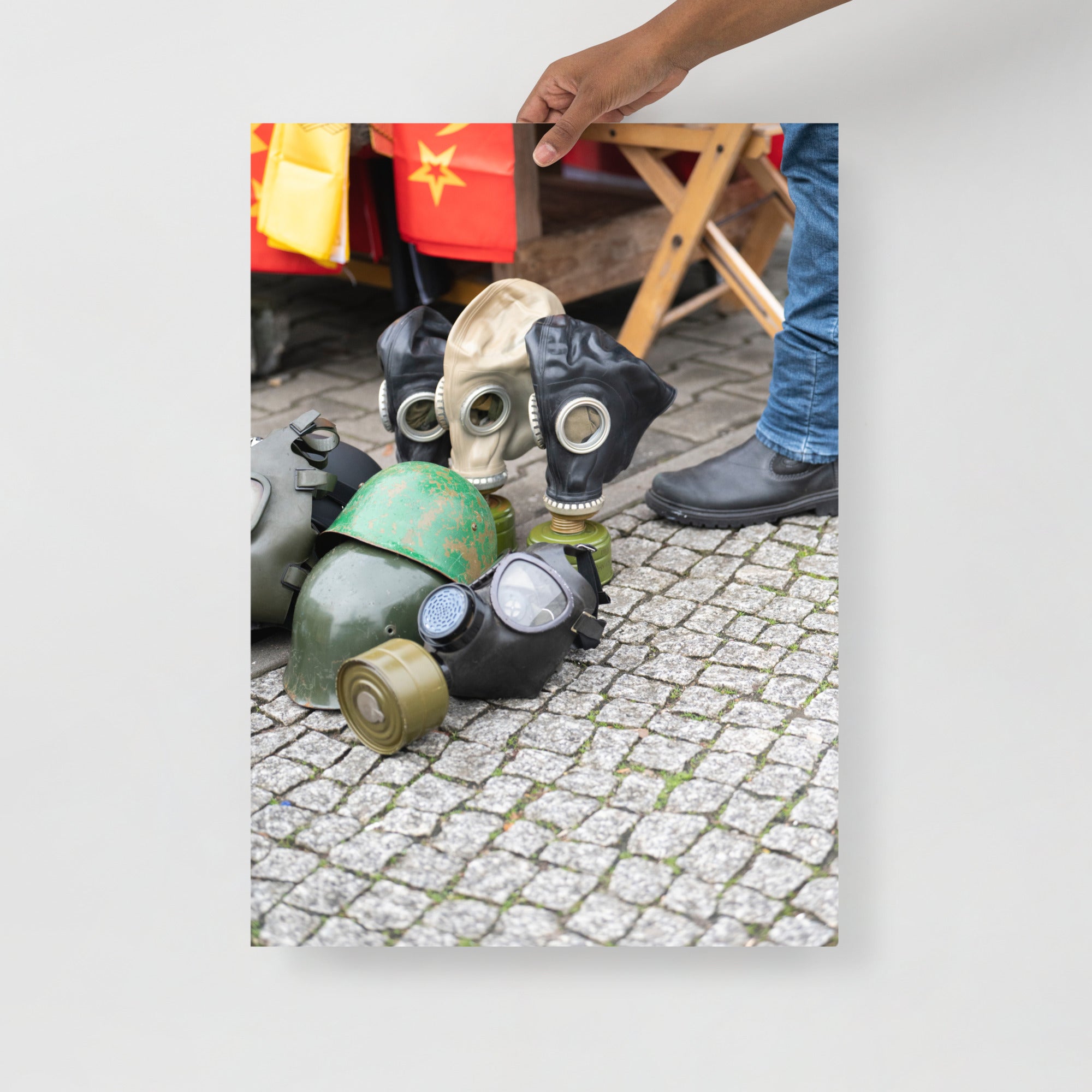 Poster mural - Masque à gaz guerre 39-45 – Photographie de rue à Berlin – Poster photo, poster XXL, photographie murale et des posters muraux unique au monde. La boutique de posters créée par Yann Peccard un Photographe français.