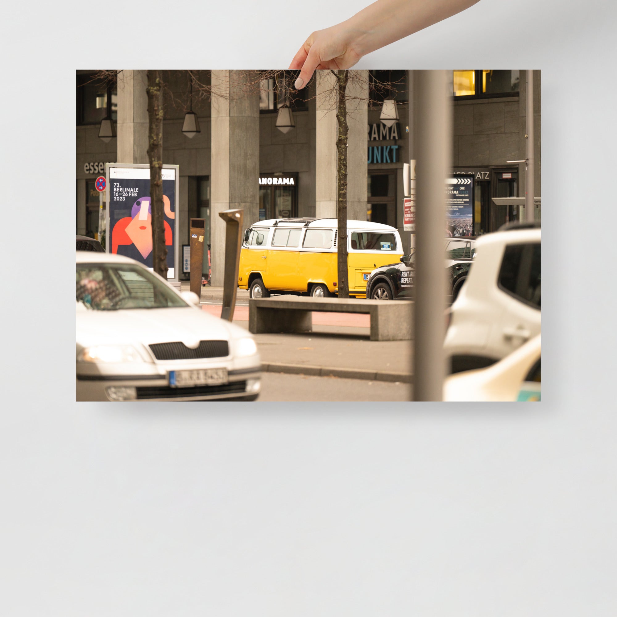 Poster mural - Combi Volkswagen – Photographie de rue à Berlin – Poster photo, poster XXL, Photo d’art, photographie murale et des posters muraux des photographies de rue unique au monde. La boutique de posters créée par un Photographe français.
