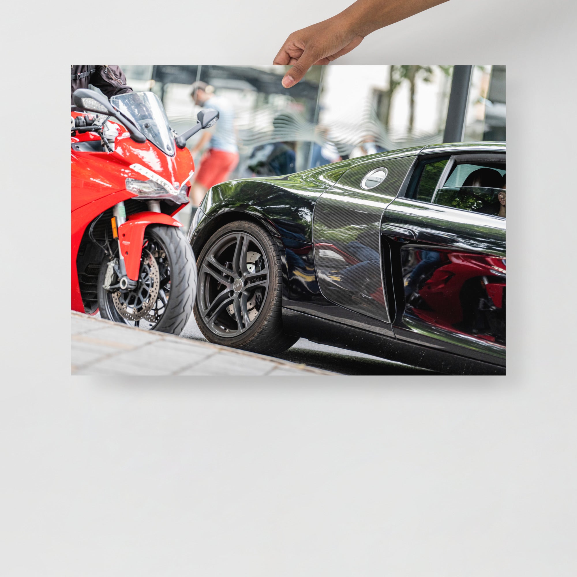Poster mural - Ducati & Audi R8 – Photographie de rue – Poster photo, poster XXL, Photo d’art, photographie murale et des posters muraux des photographies de rue unique au monde. La boutique de posters créée par un Photographe français.