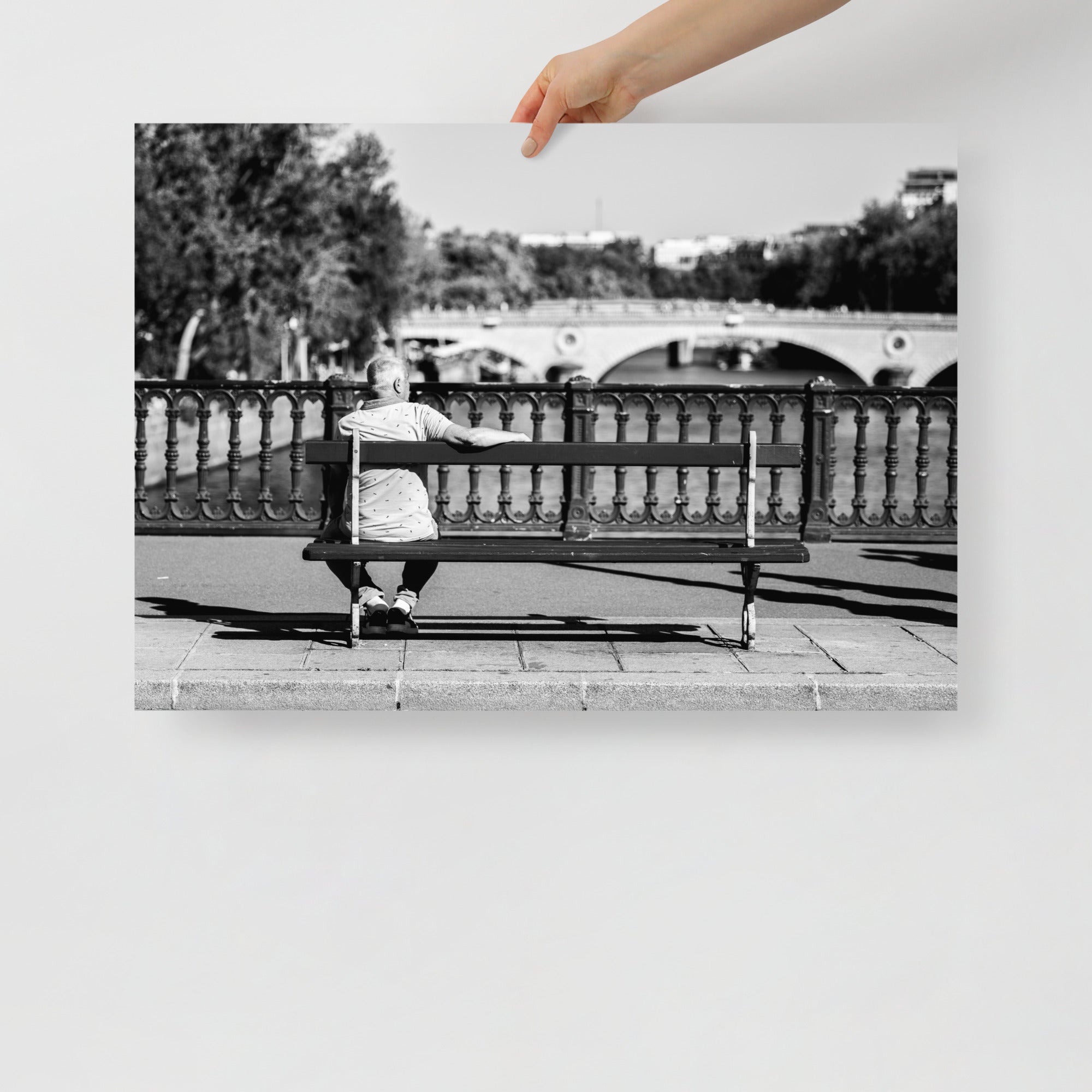 Poster mural - Un homme, un banc, la Seine – Photographie de rue en noir et blanc – Poster photo, poster XXL, photographie murale et des posters muraux unique au monde. La boutique de posters créée par Yann Peccard un Photographe français.