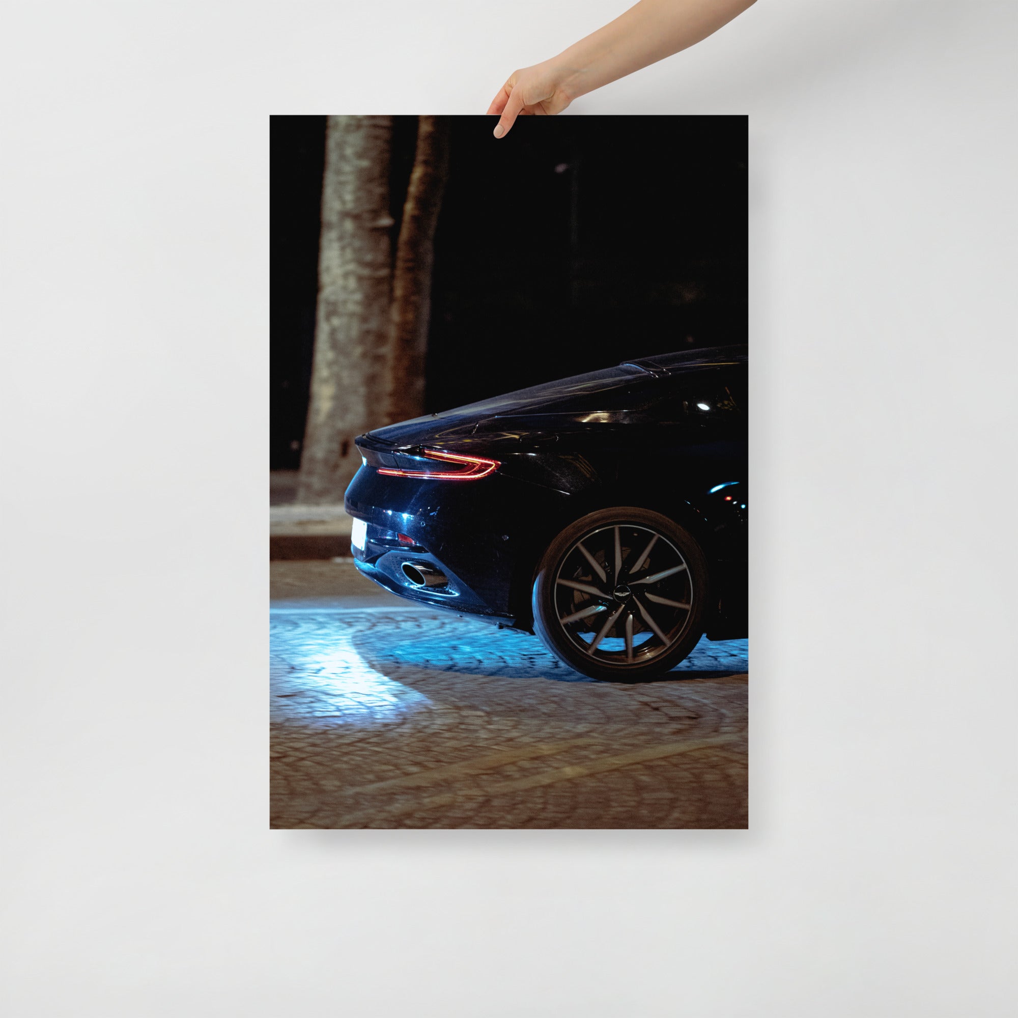Poster mural - Aston Martin – Photographie de voiture de sport – Poster photo, poster XXL, Photo d’art, photographie murale et des posters muraux des photographies de rue unique au monde. La boutique de posters créée par un Photographe français.