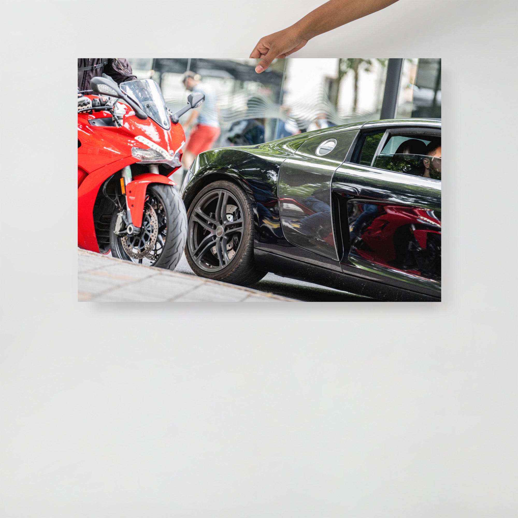 Poster mural - Ducati & Audi R8 – Photographie de rue – Poster photo, poster XXL, Photo d’art, photographie murale et des posters muraux des photographies de rue unique au monde. La boutique de posters créée par un Photographe français.