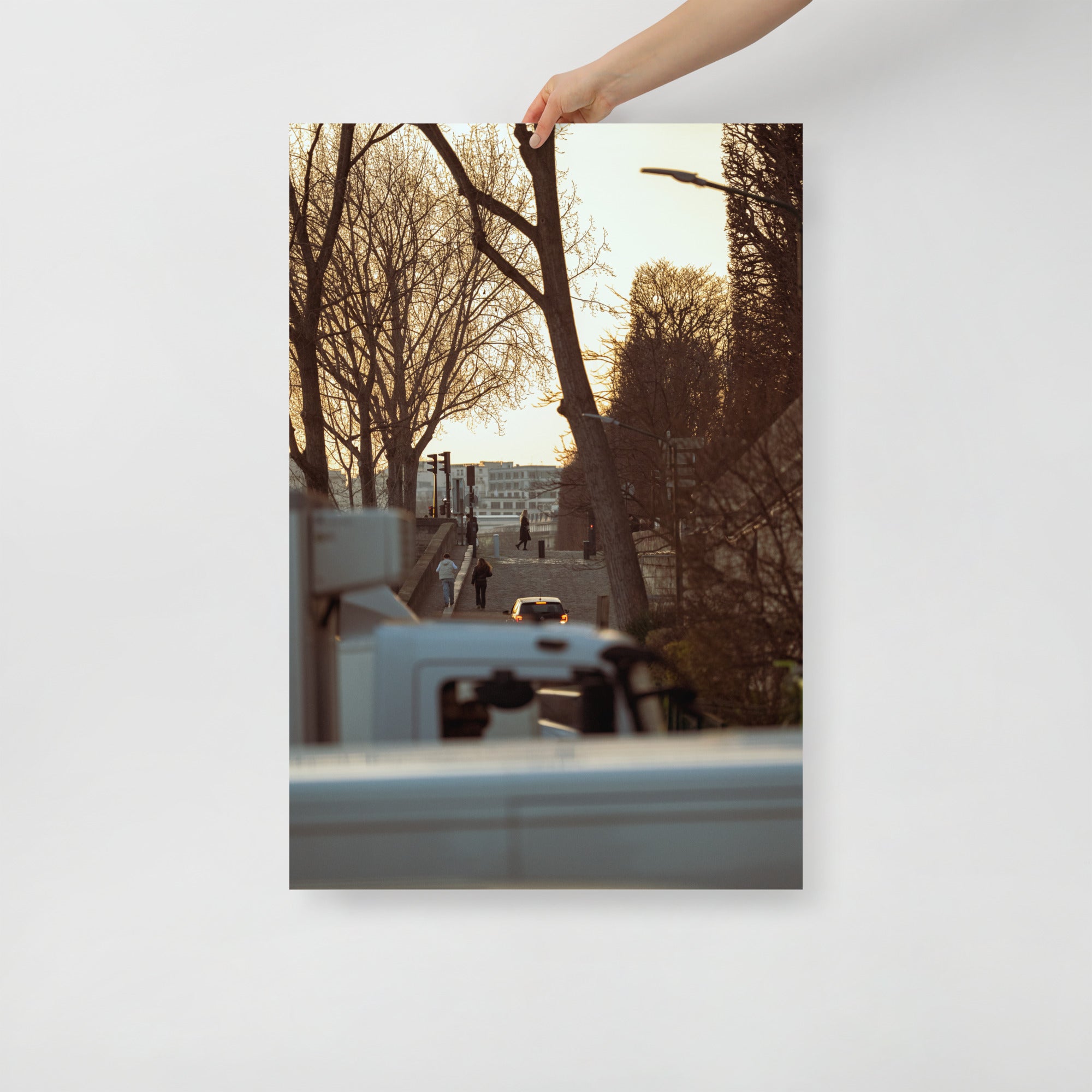 Poster mural - Visée – Photographie de rue à Paris au coucher du soleil – Poster photographie, photographie murale et des posters muraux unique au monde. La boutique de posters créée par Yann Peccard un Photographe français.