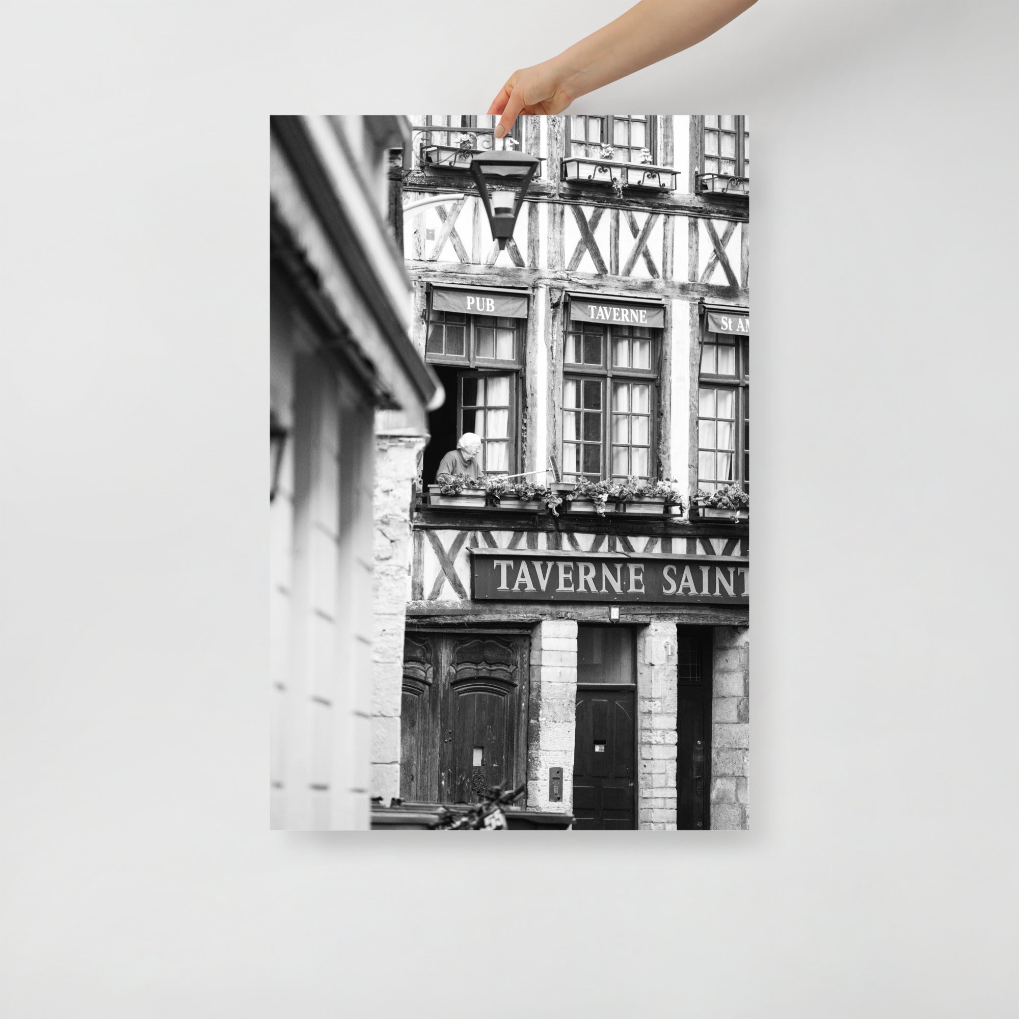 Poster mural - La taverne – Photographie de rue en noir et blanc – Poster photo, poster XXL, Photo d’art, photographie murale et des posters muraux des photographies de rue unique au monde. La boutique de posters créée par un Photographe français.
