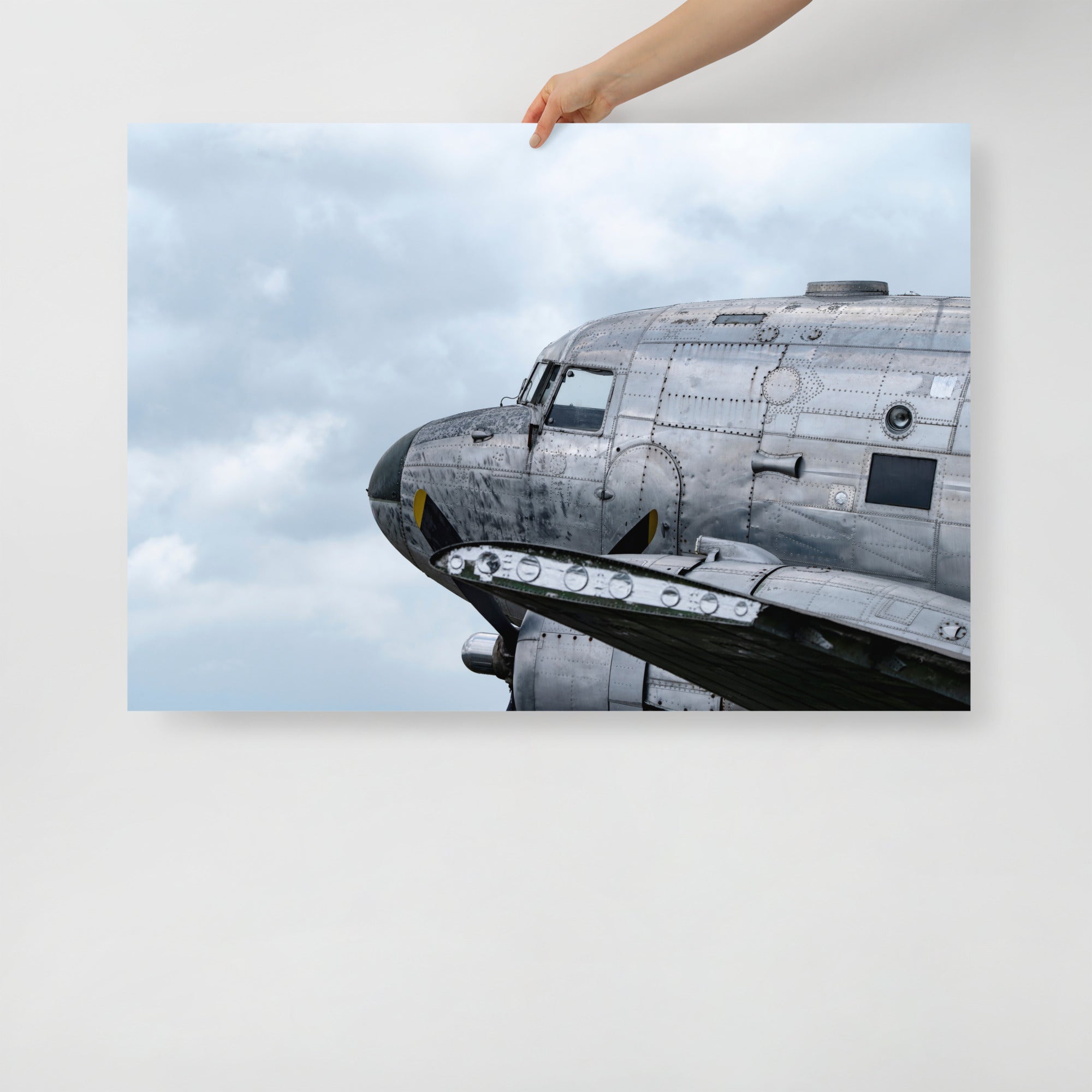 Poster mural - Avion douglas dc3 N01 – Photographie d'avion – Poster photo, poster XXL, Photo d’art, photographie murale et des posters muraux des photographies de rue unique au monde. La boutique de posters créée par un Photographe français.