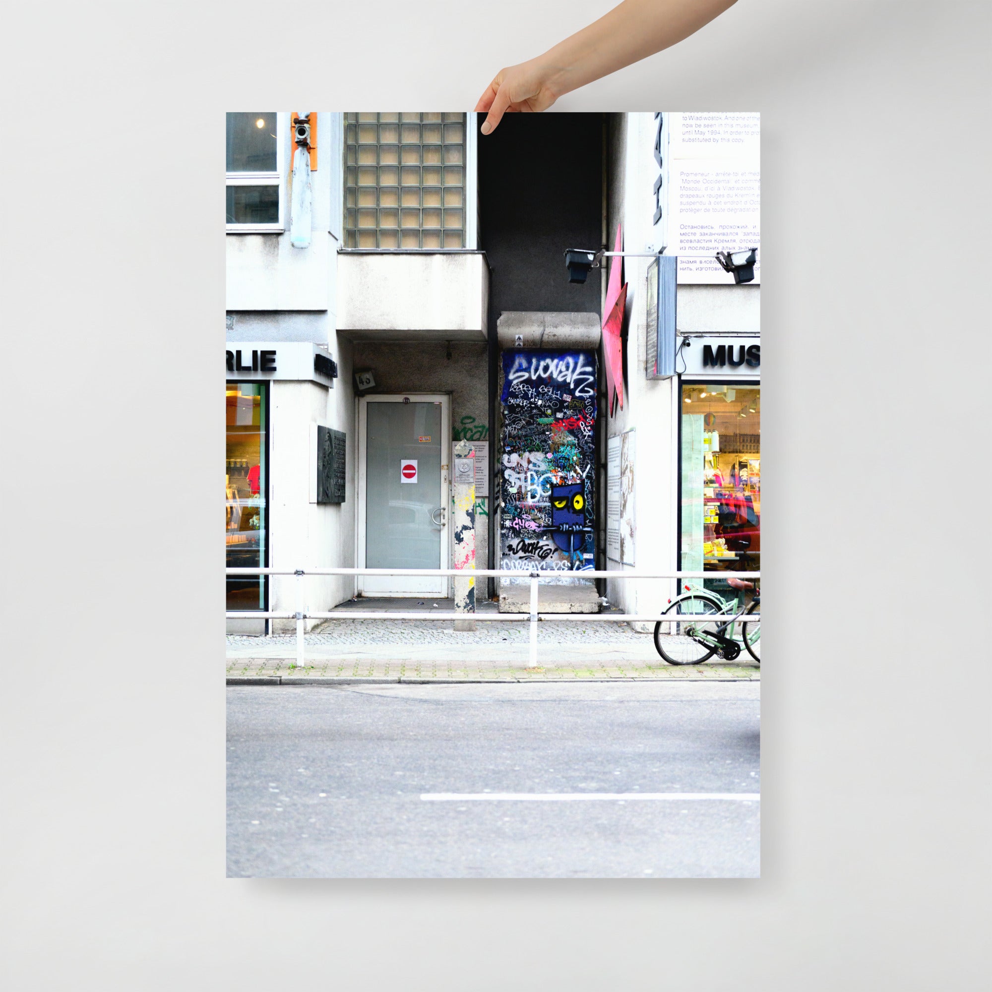 Poster mural - Art de rue N10 – Photographie de rue à Berlin – Poster photo, poster XXL, Photo d’art, photographie murale et des posters muraux e des photographies de rue unique au monde. La boutique de posters créée par un Photographe français.