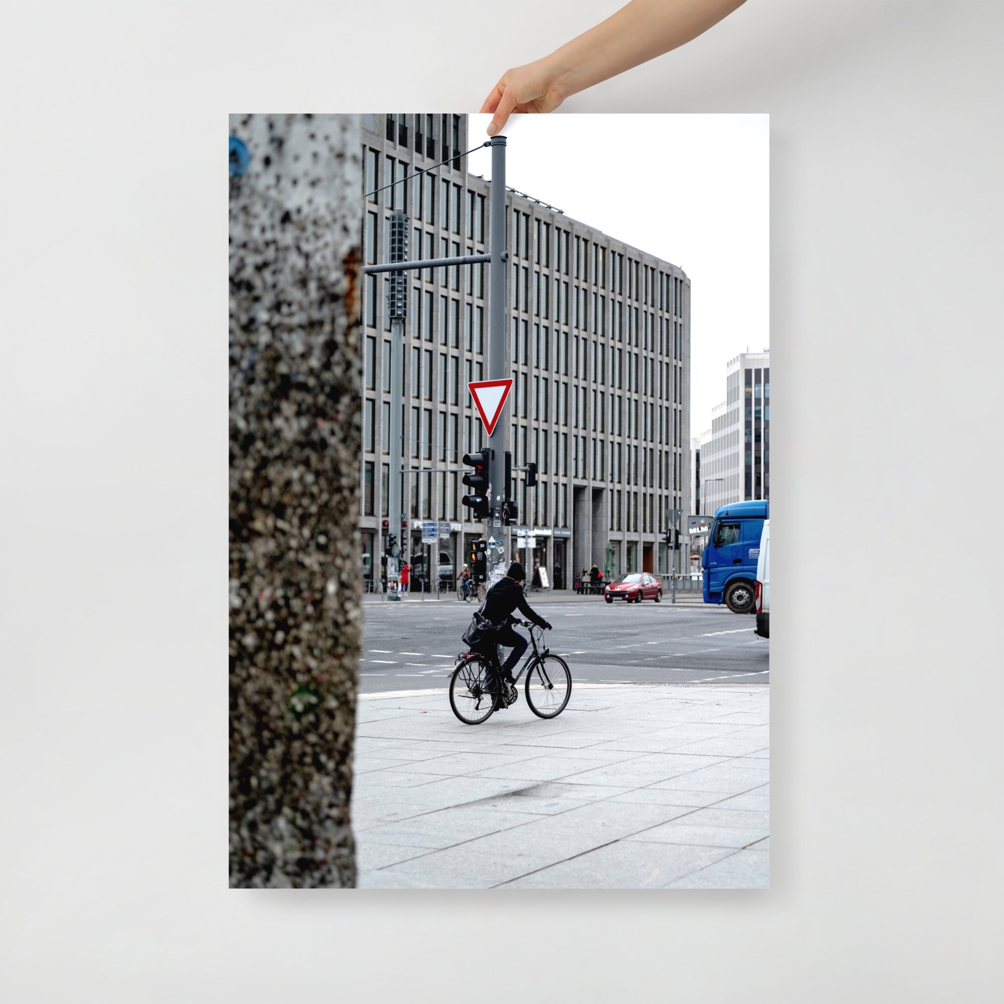 Poster mural - Photo de rue N08 – Photographie de rue de ville à Berlin – Poster photo, poster XXL, photographie murale et des posters muraux unique au monde. La boutique de posters créée par Yann Peccard un Photographe français.
