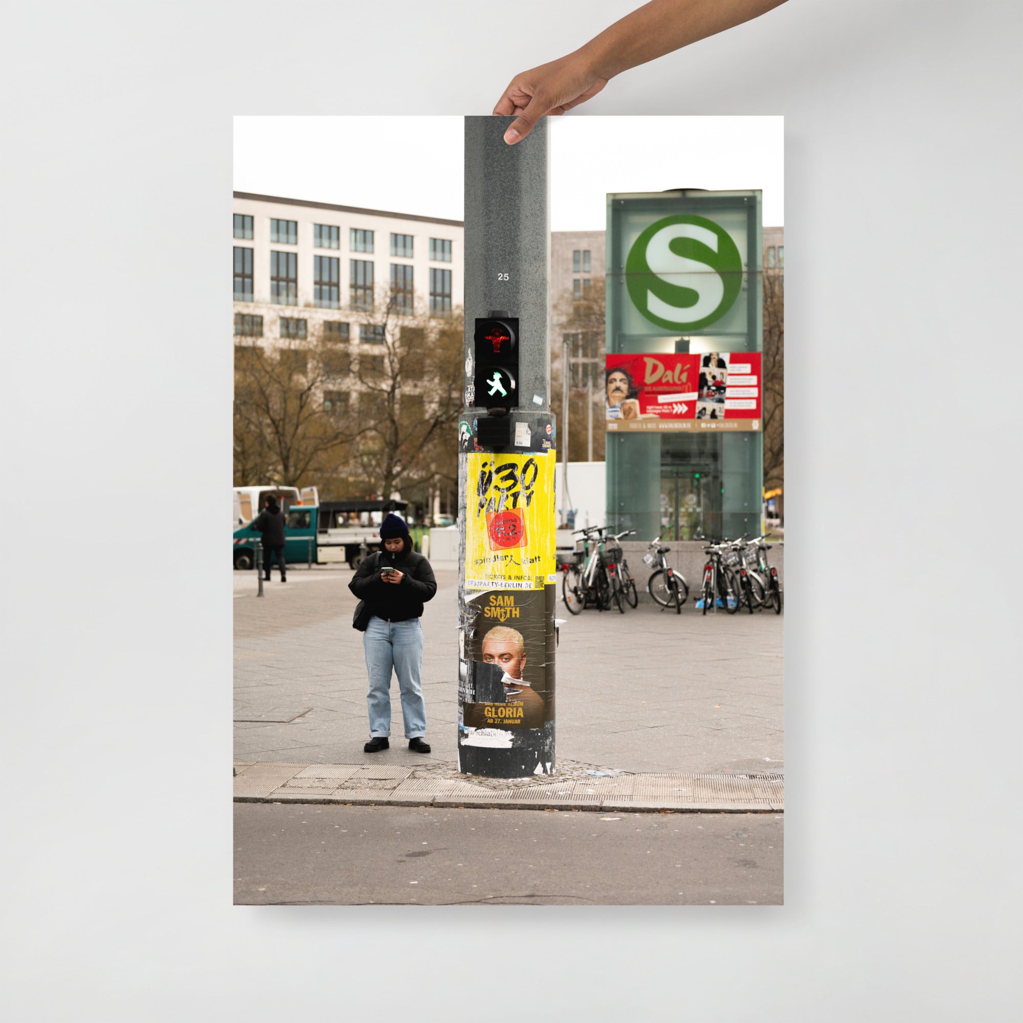 Poster mural - Photo de rue N09 – Photographie de rue de ville à Berlin – Poster photo, poster XXL, photographie murale et des posters muraux unique au monde. La boutique de posters créée par Yann Peccard un Photographe français.