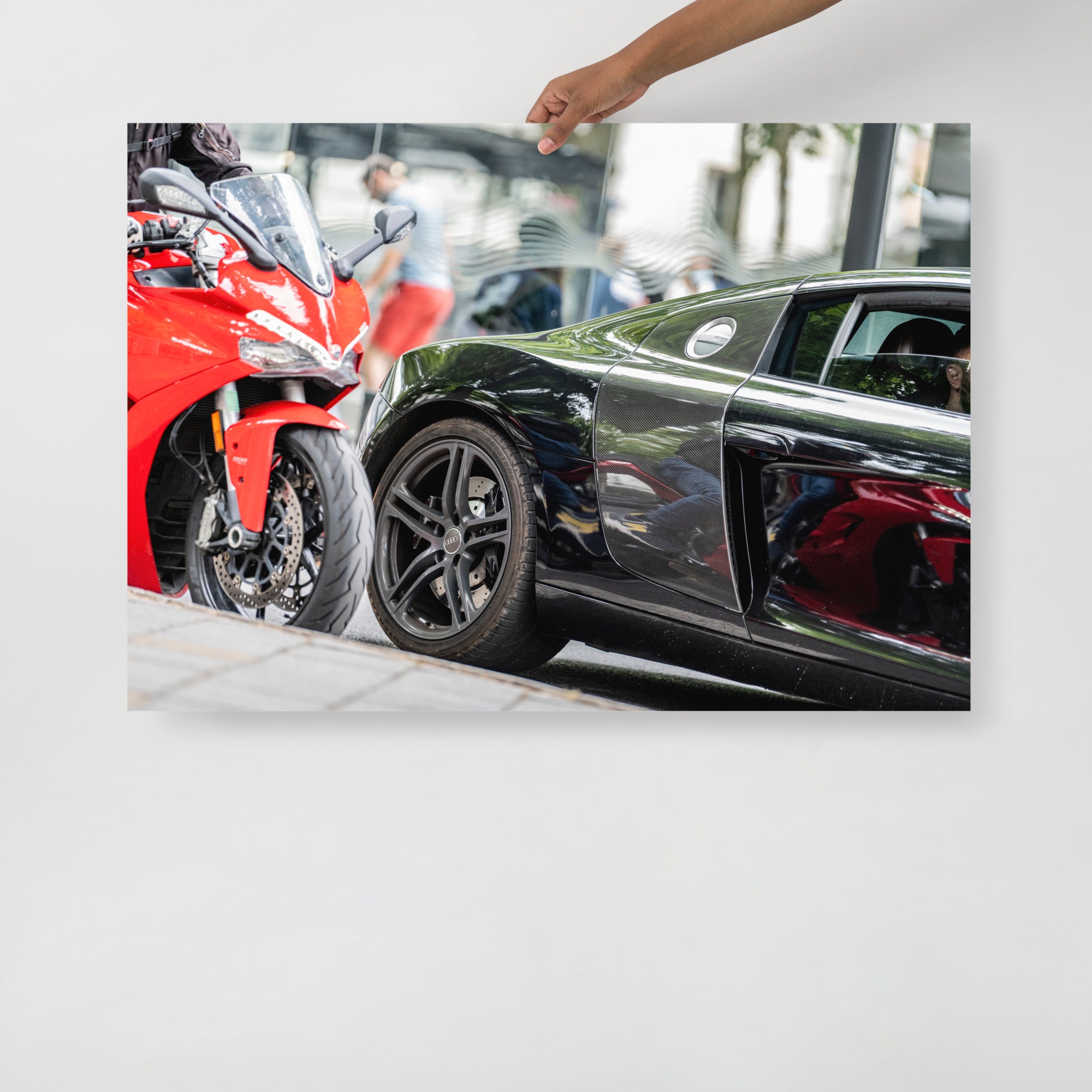 Poster mural - Ducati & Audi R8 – Photographie de rue – Poster photo, poster XXL, Photo d’art, photographie murale et des posters muraux des photographies de rue unique au monde. La boutique de posters créée par un Photographe français.