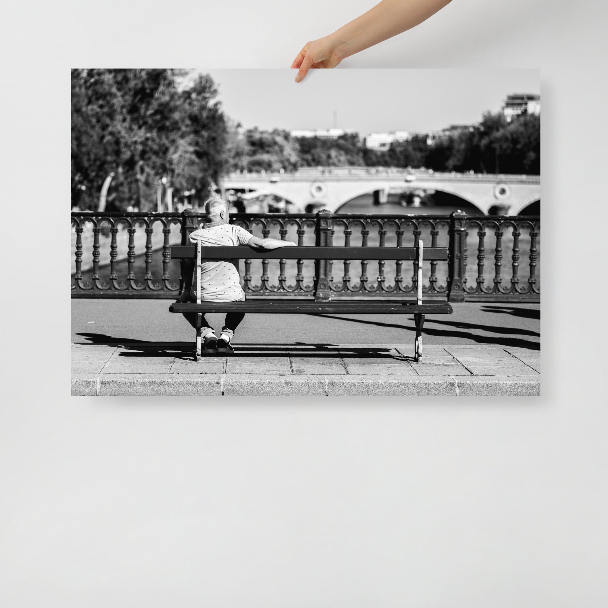 Poster mural - Un homme, un banc, la Seine – Photographie de rue en noir et blanc – Poster photo, poster XXL, photographie murale et des posters muraux unique au monde. La boutique de posters créée par Yann Peccard un Photographe français.