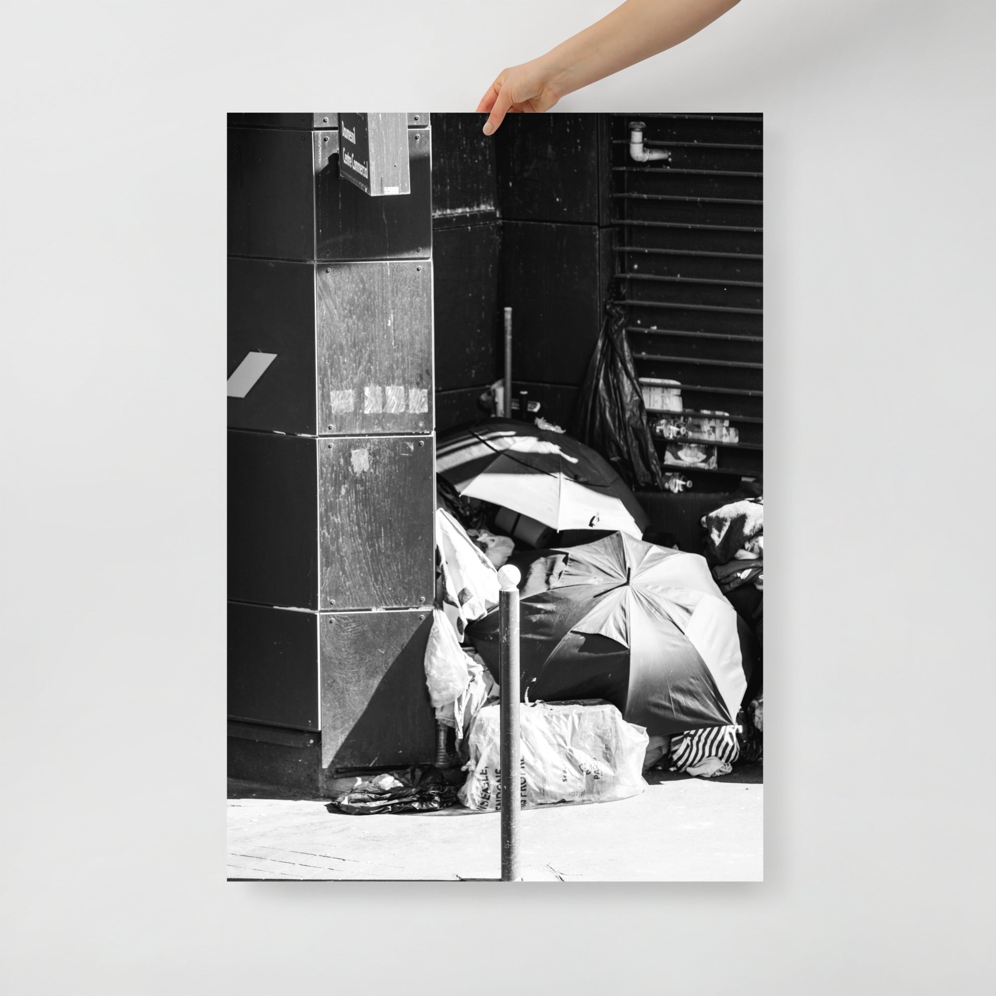 Poster mural - Un abri de fortune – Photographie de rue – Poster photo, poster XXL, photographie murale et des posters muraux unique au monde. La boutique de posters créée par Yann Peccard un Photographe français.