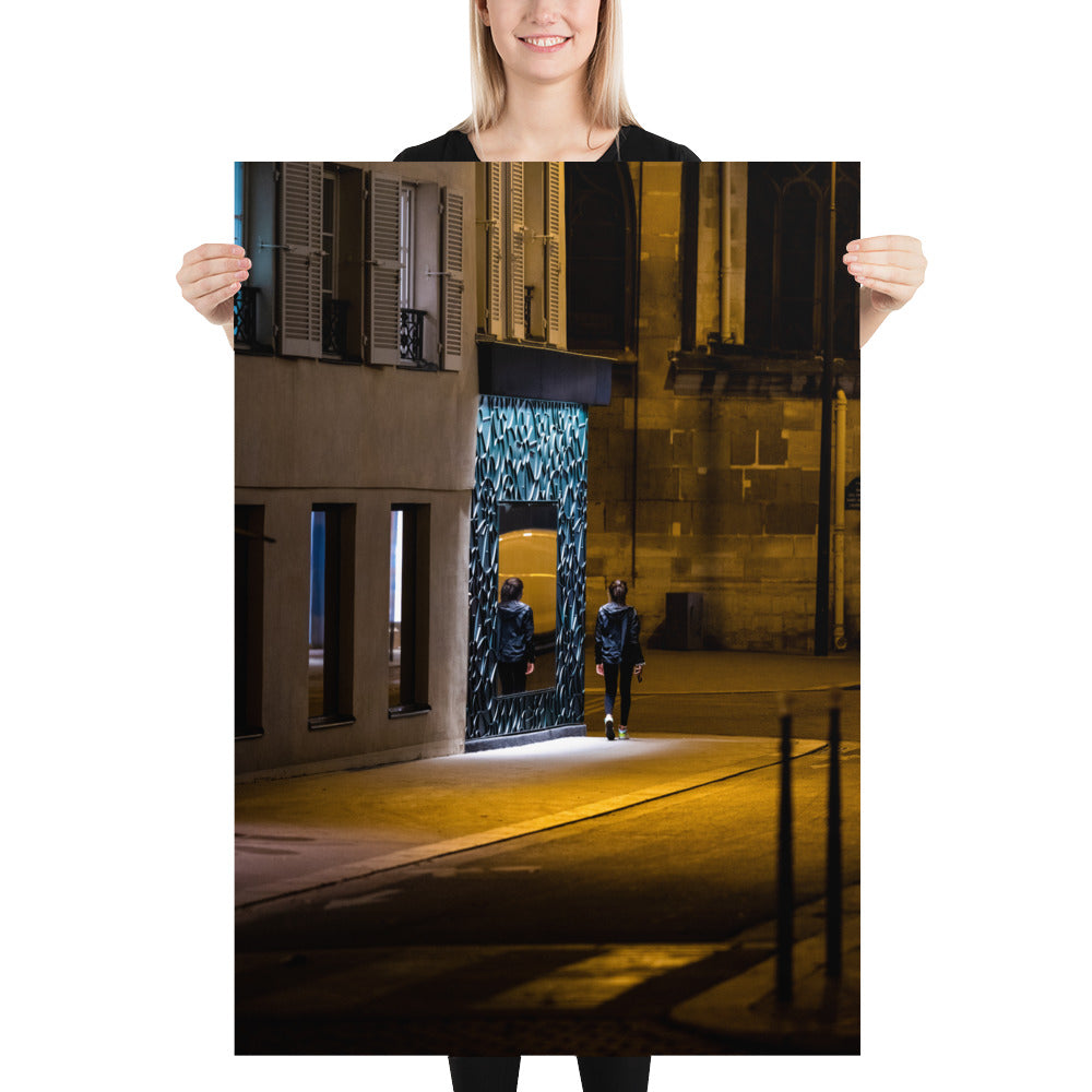 Poster mural - Miroir miroir – Photographie de rue la nuit – Poster photo, poster XXL, photographie murale et des posters muraux unique au monde. La boutique de posters créée par Yann Peccard un Photographe français.