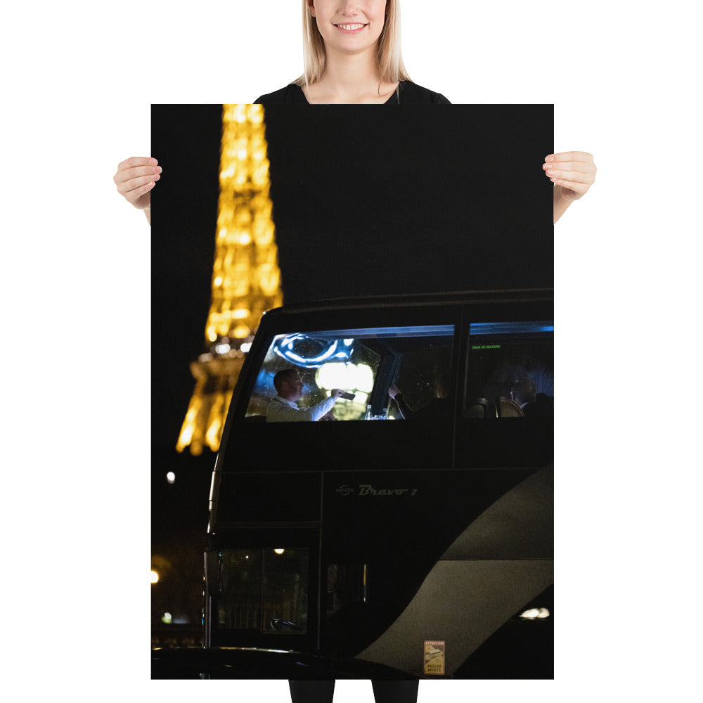 Poster mural - Bravo N01 – Photographie de la tour Eiffel – Poster photo, poster XXL, Photo d’art, photographie murale et des posters muraux des photographies de rue unique au monde. La boutique de posters créée par un Photographe français.