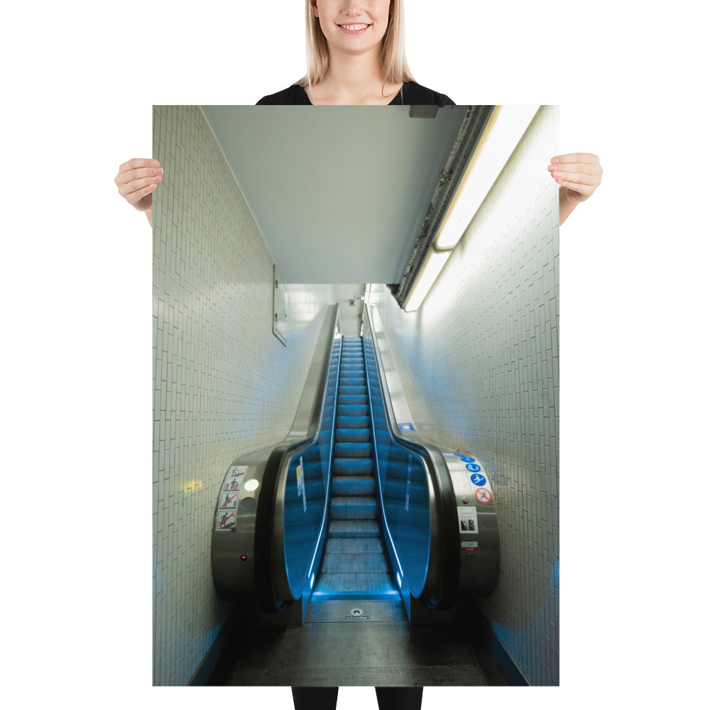 Poster mural - L'escalator moderne – Photographie du métro – Poster photo, poster XXL, Photo d’art, photographie murale et des posters muraux des photographies de rue unique au monde. La boutique de posters créée par un Photographe français.