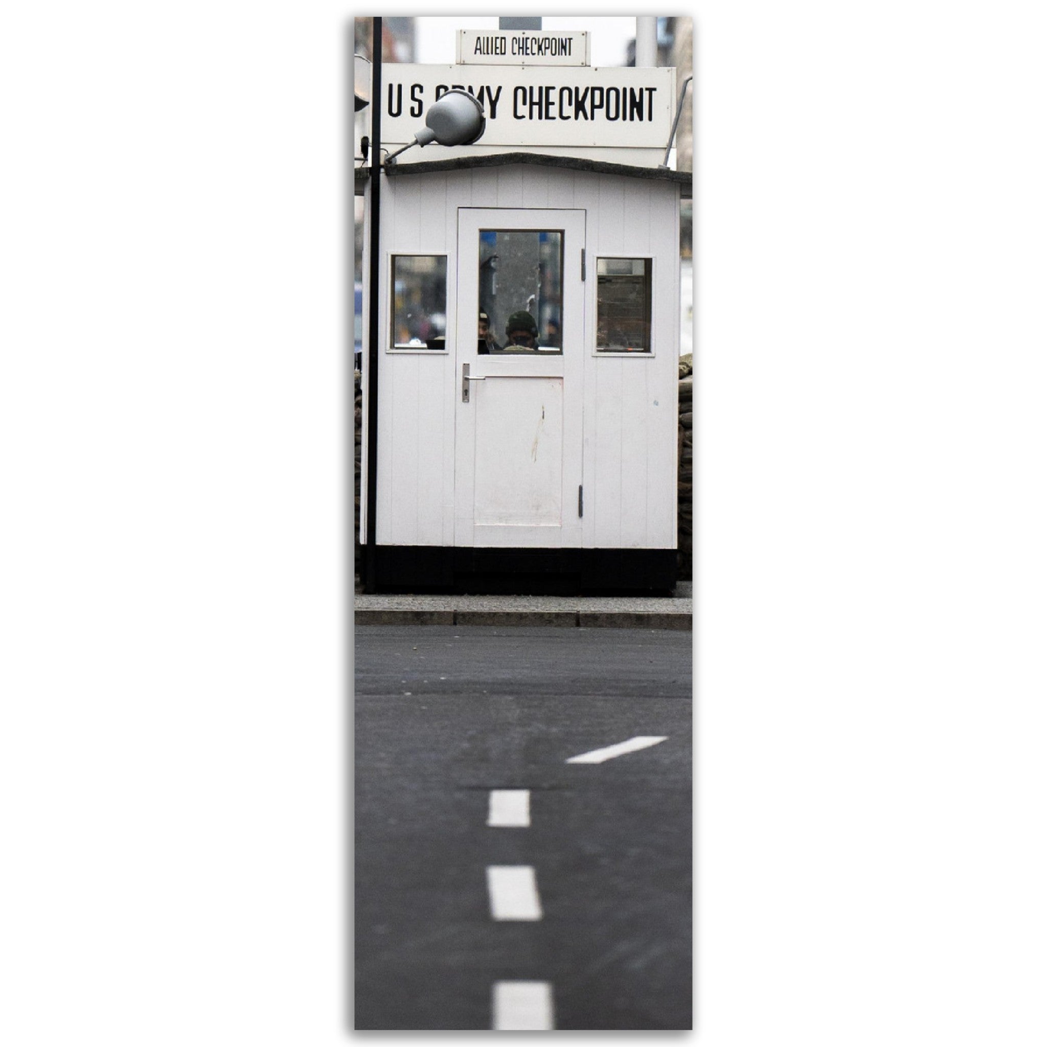 Poster métallique - Checkpoint Charlie – Photo de rue Berlin – Décoration murale premium. La boutique de posters, créée par un photographe français, vous propose le meilleur de la photographie combiné à la décoration murale pour transformer votre intérieur en une galerie d'art intemporelle.