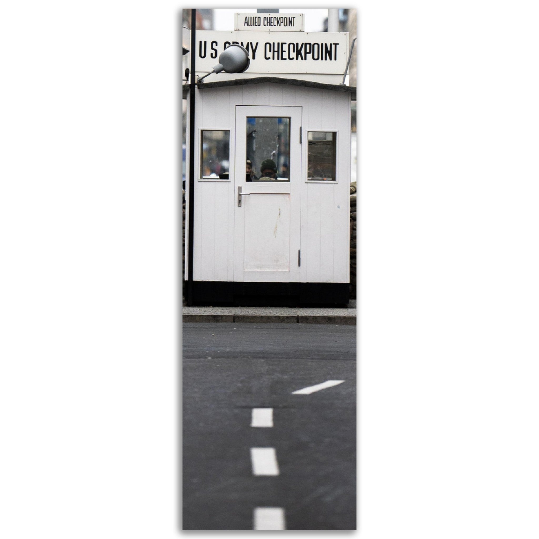 Poster métallique - Checkpoint Charlie – Photo de rue Berlin – Décoration murale premium. La boutique de posters, créée par un photographe français, vous propose le meilleur de la photographie combiné à la décoration murale pour transformer votre intérieur en une galerie d'art intemporelle.