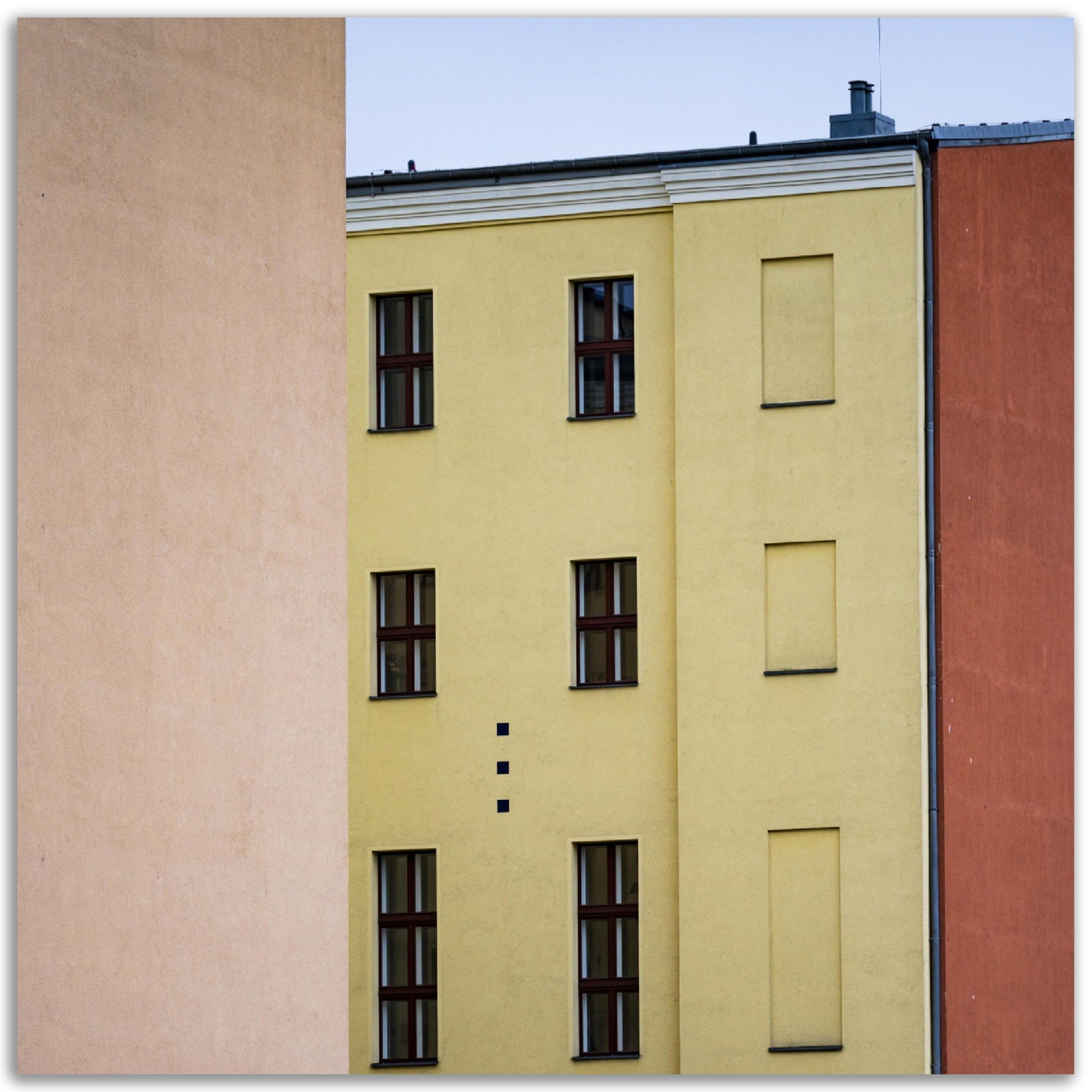 Poster métallique - Les bâtiments colorés de Berlin – Photo d'art – Décoration murale premium. La boutique de posters, créée par un photographe français, vous propose le meilleur de la photographie combiné à la décoration murale pour transformer votre intérieur en une galerie d'art intemporelle.