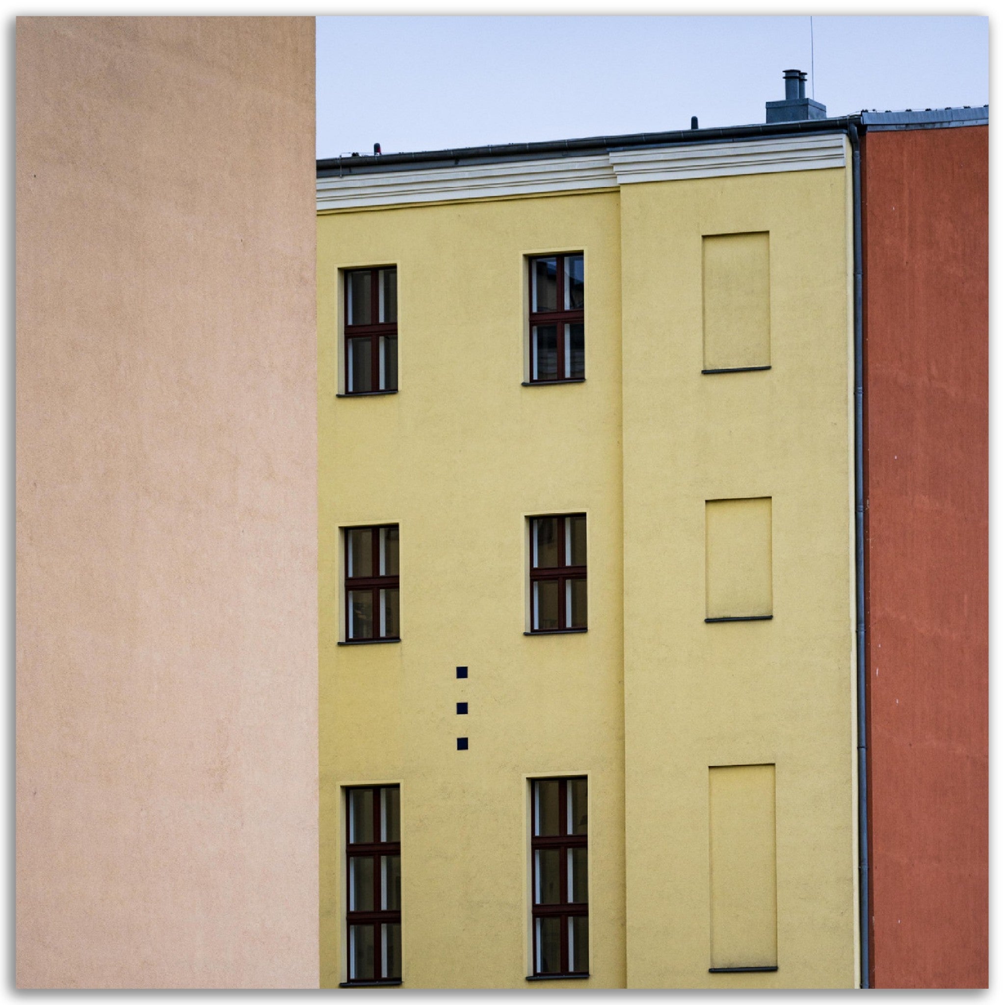 Poster métallique - Les bâtiments colorés de Berlin – Photo d'art – Décoration murale premium. La boutique de posters, créée par un photographe français, vous propose le meilleur de la photographie combiné à la décoration murale pour transformer votre intérieur en une galerie d'art intemporelle.