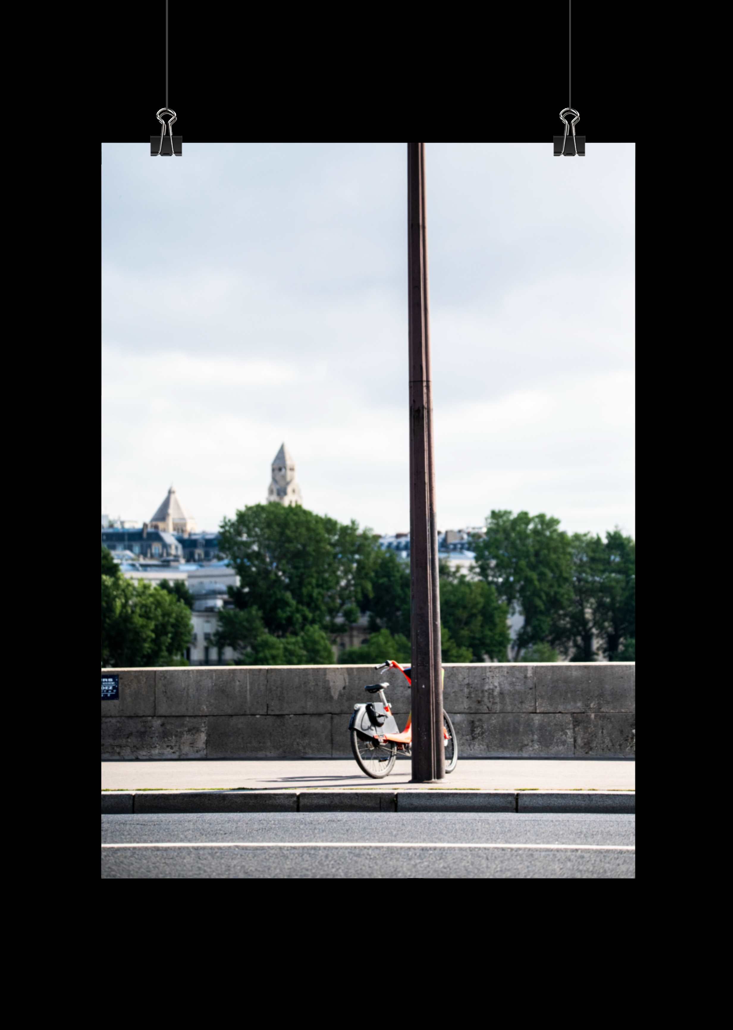 Vélo abandonné au centre de Paris - Poster - La boutique du poster Français