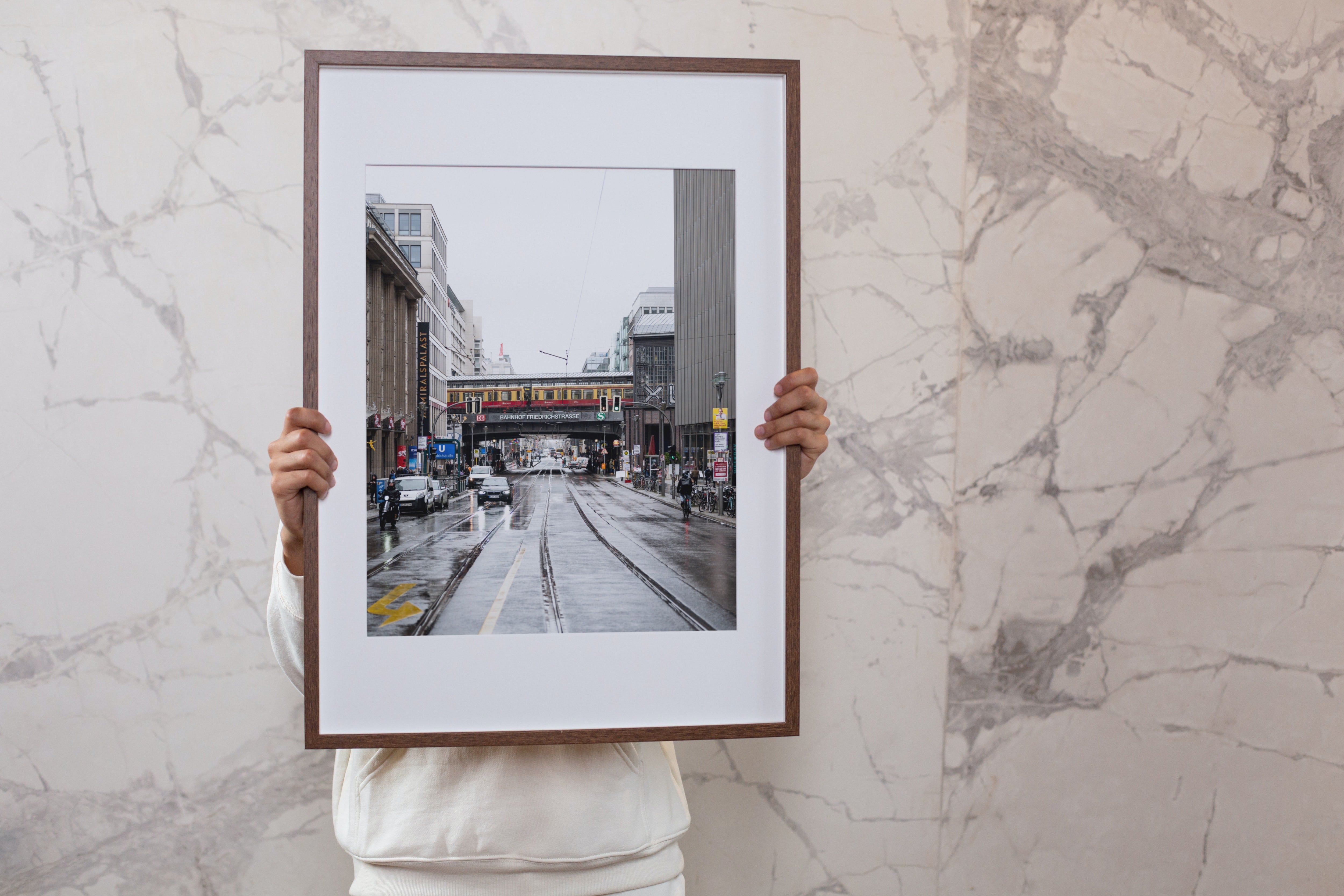 Poster mural - Bahnhof friedrichstraße N01 – Photographie de rue à berlin – Poster photo, poster XXL, Photo d’art, photographie murale et des posters muraux des photographies de rue unique au monde. La boutique de posters créée par un Photographe français.