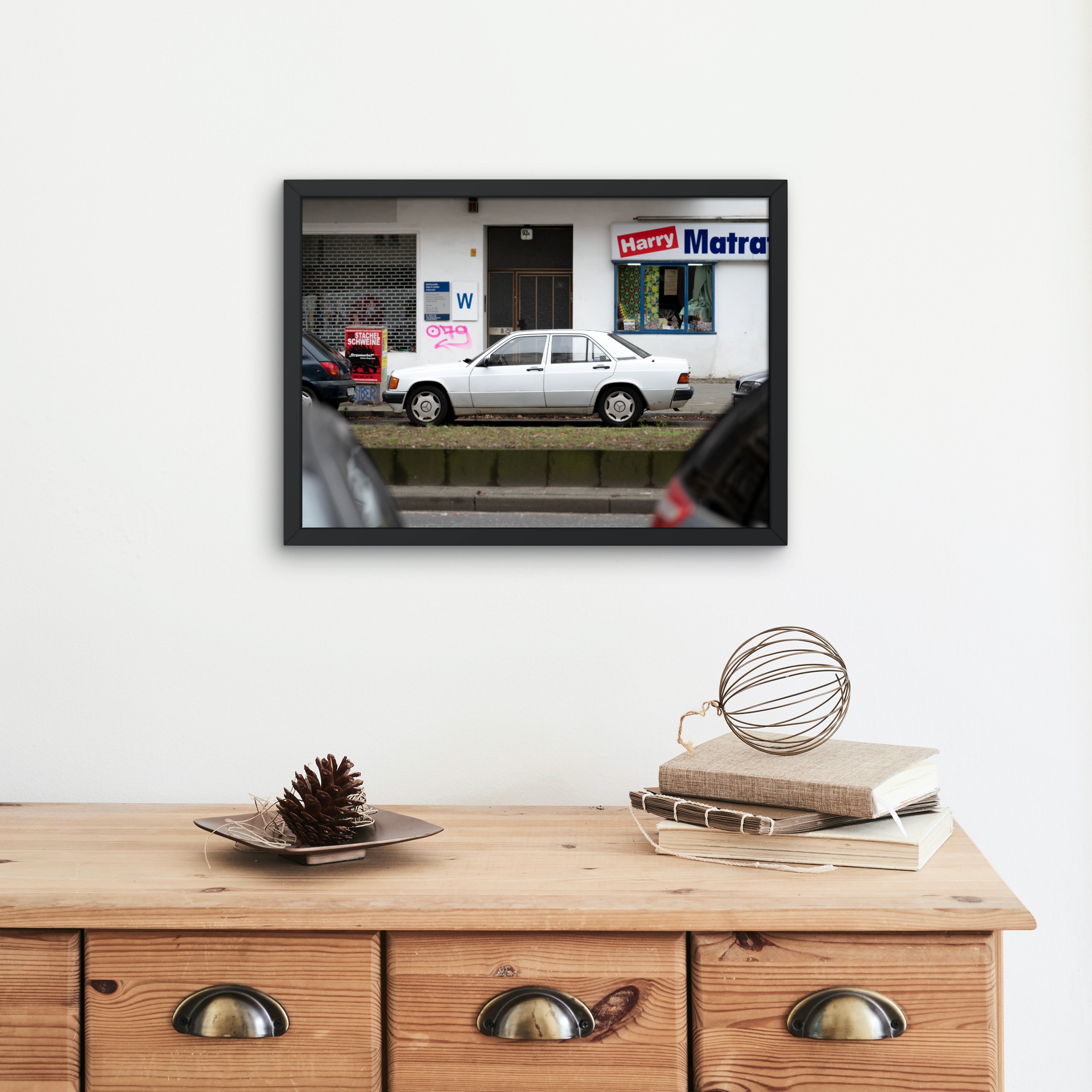 Poster mural - Mercedes classe E 1984-1995 – Photographie de voiture – Poster photo, poster XXL, photographie murale et des posters muraux unique au monde. La boutique de posters créée par Yann Peccard un Photographe français.