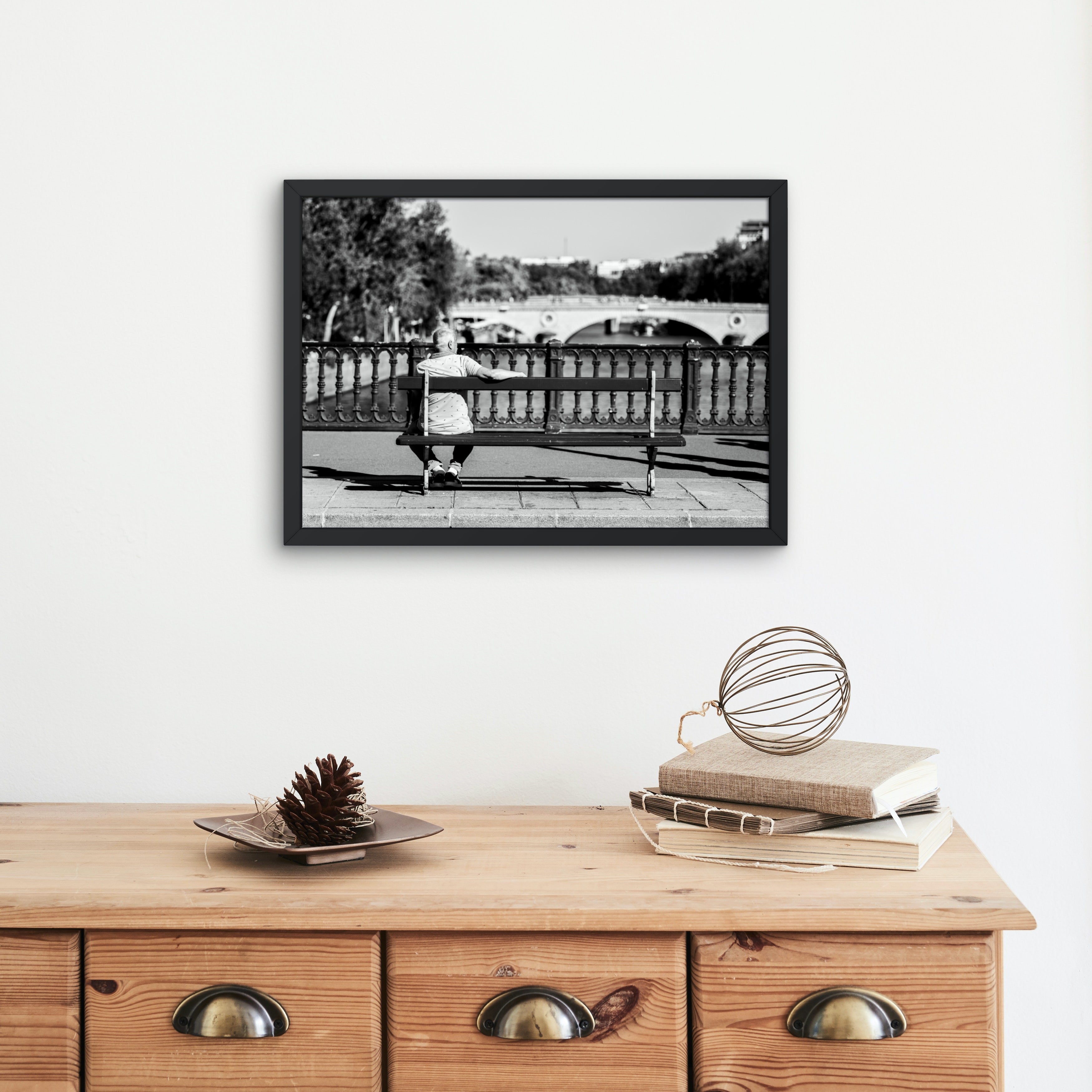 Poster mural - Un homme, un banc, la Seine – Photographie de rue en noir et blanc – Poster photo, poster XXL, photographie murale et des posters muraux unique au monde. La boutique de posters créée par Yann Peccard un Photographe français.